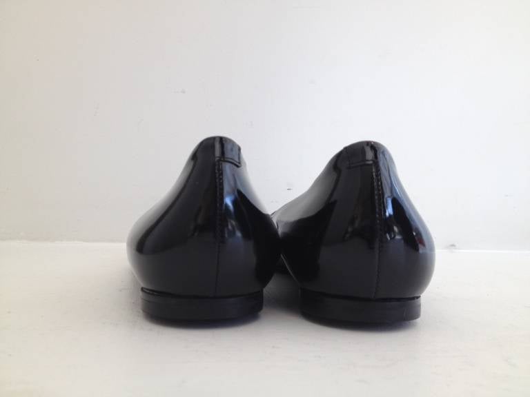 Roger Vivier Black and Cream Patent Flats In New Condition In San Francisco, CA