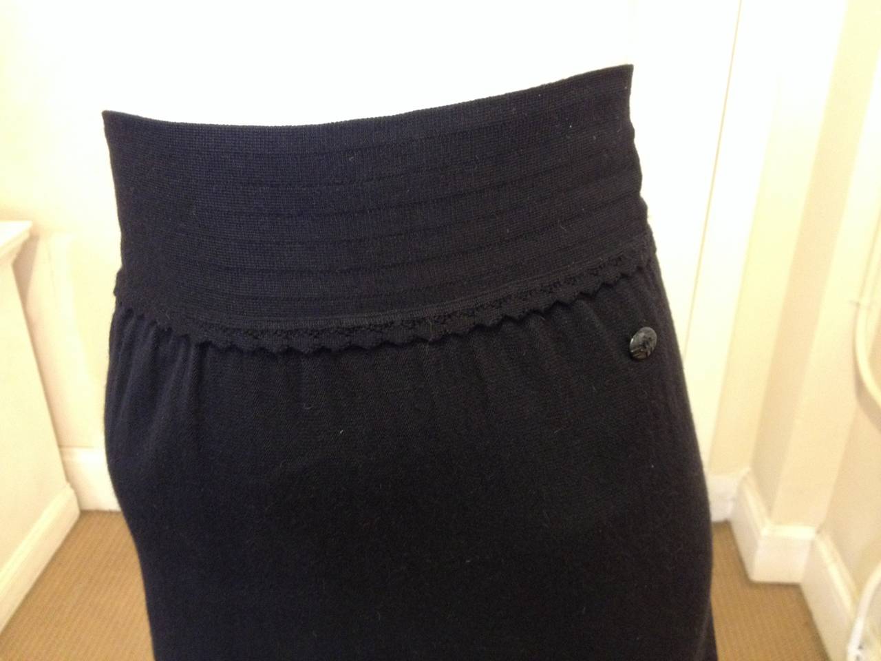 We're loopy for this Chanel skirt! This piece is fun yet subtle and interesting - it would be great for a business lunch or for a night out for cocktails. Fitted throughout the hips and then flared into an a-line shape, it has a comfortable wide