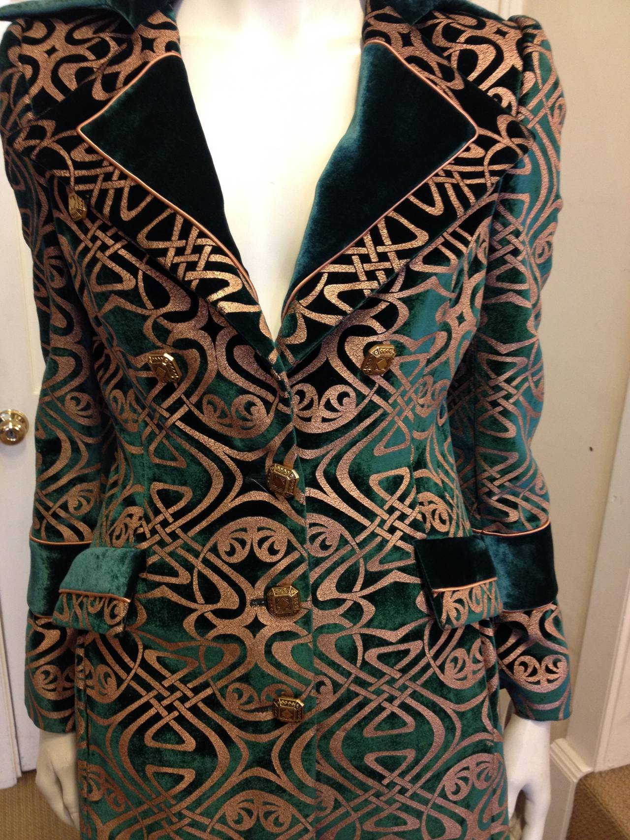The art deco inspired pattern creates a gorgeous graphic on this amazing coat. This coat is perfect for an evening with your friends or for when you're going out to a cocktail party but want to cover your dress with something exciting. Cast metal