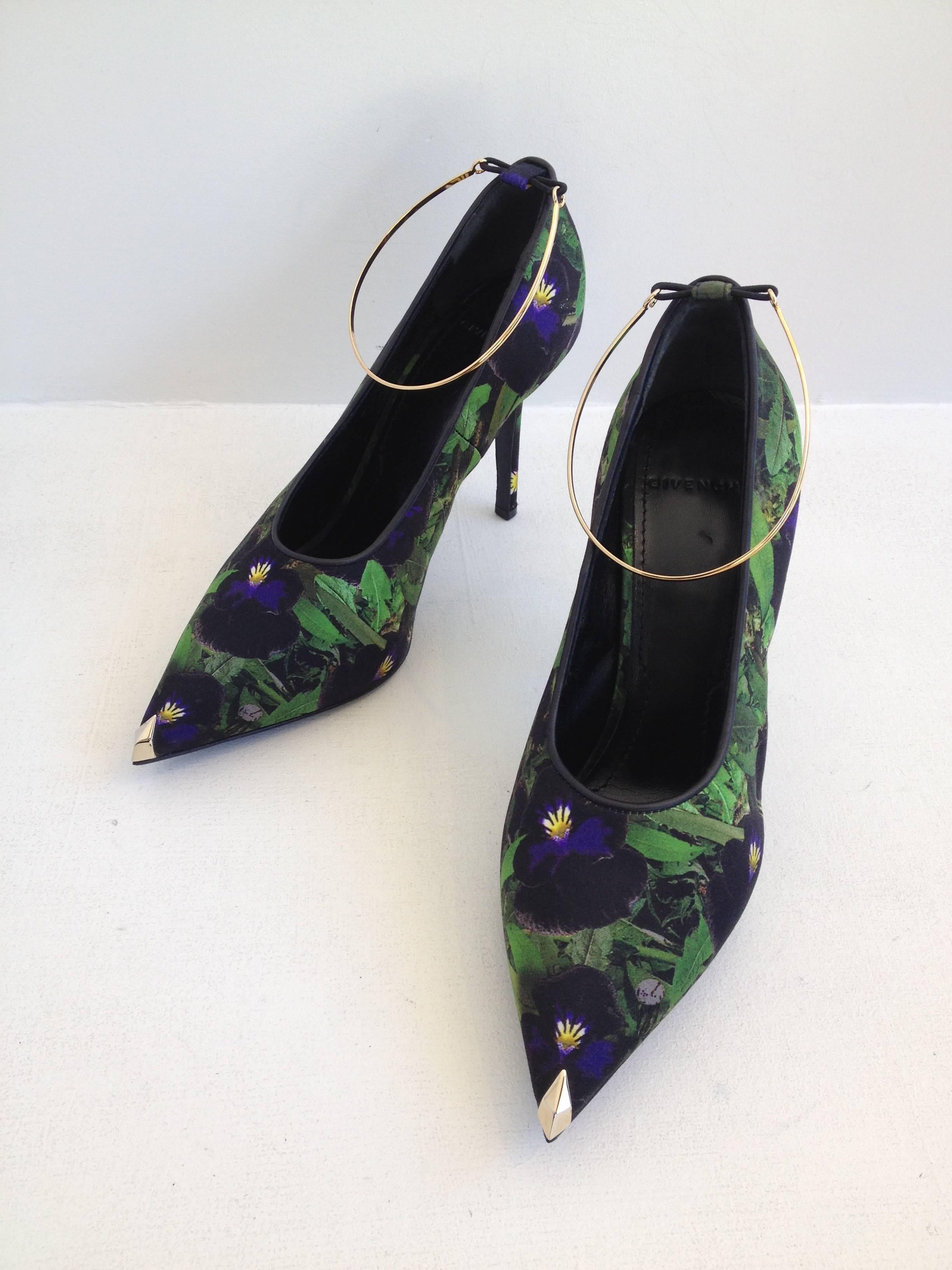 Givenchy Black and Green Satin Heels with Gold Band In New Condition In San Francisco, CA