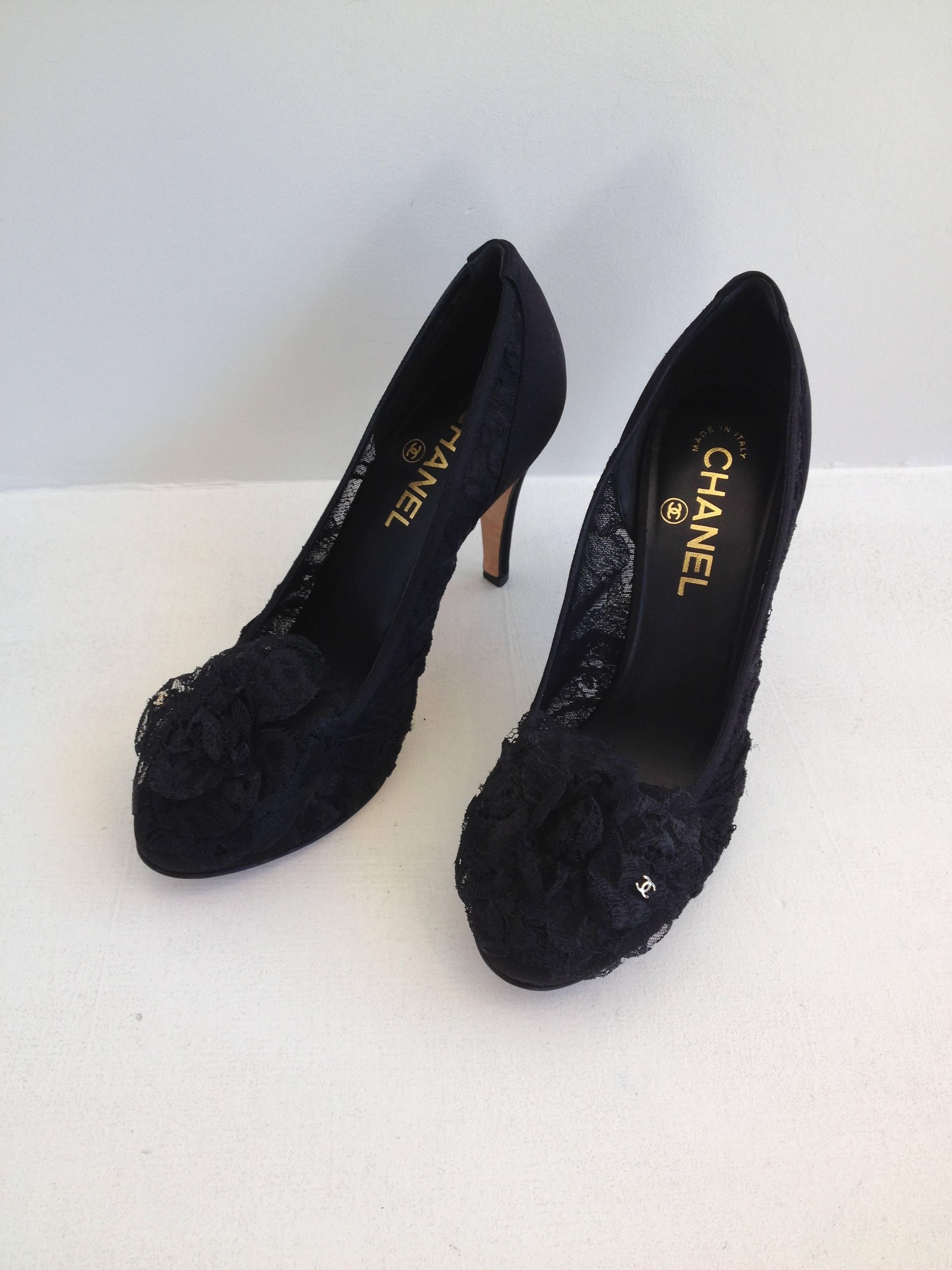 Chanel Black Lace Pumps with Camellia Size 38 (7.5) In New Condition In San Francisco, CA