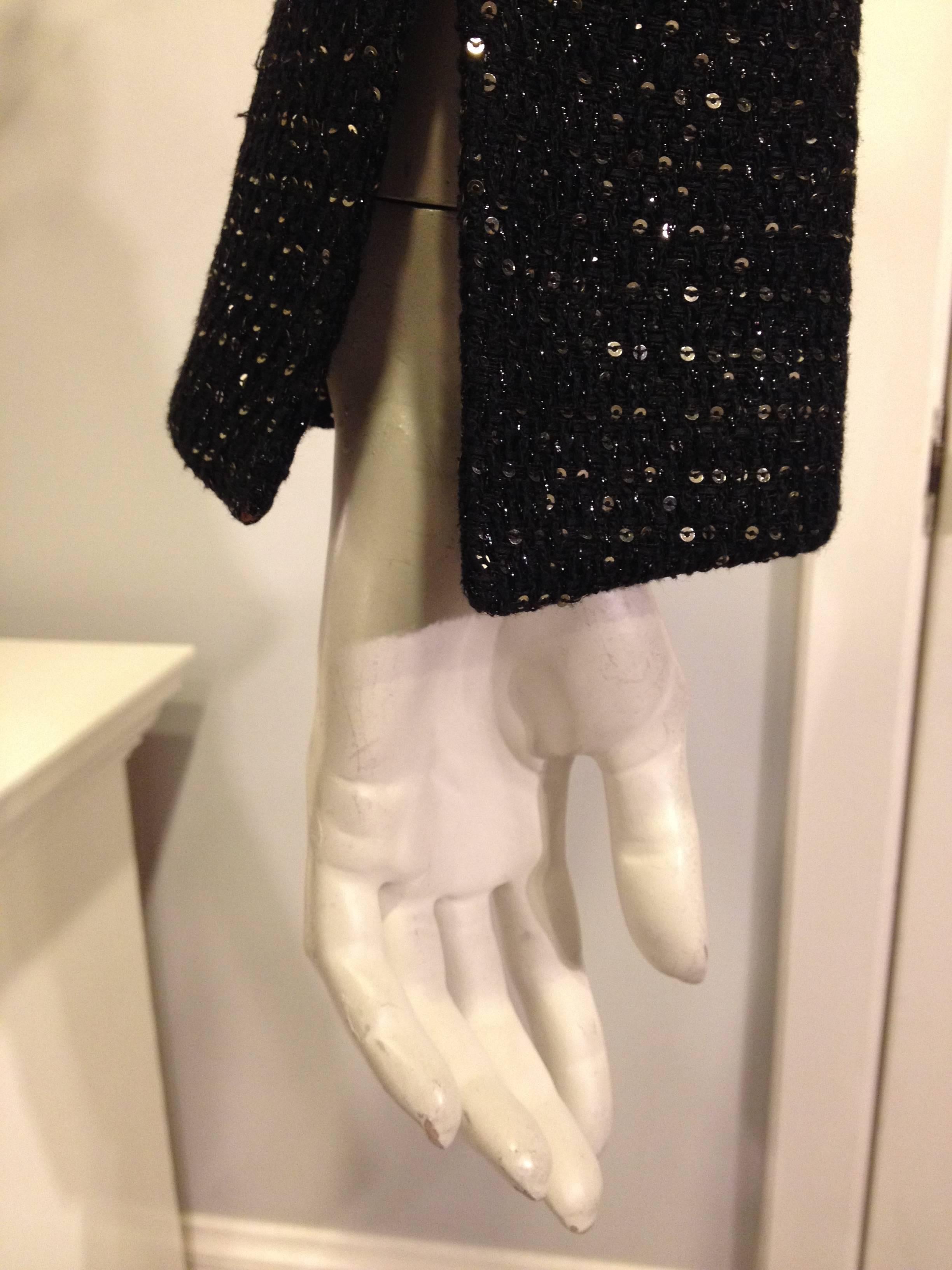 Chanel Black Tweed Jacket with Sequins Size 36 (4) In Excellent Condition For Sale In San Francisco, CA