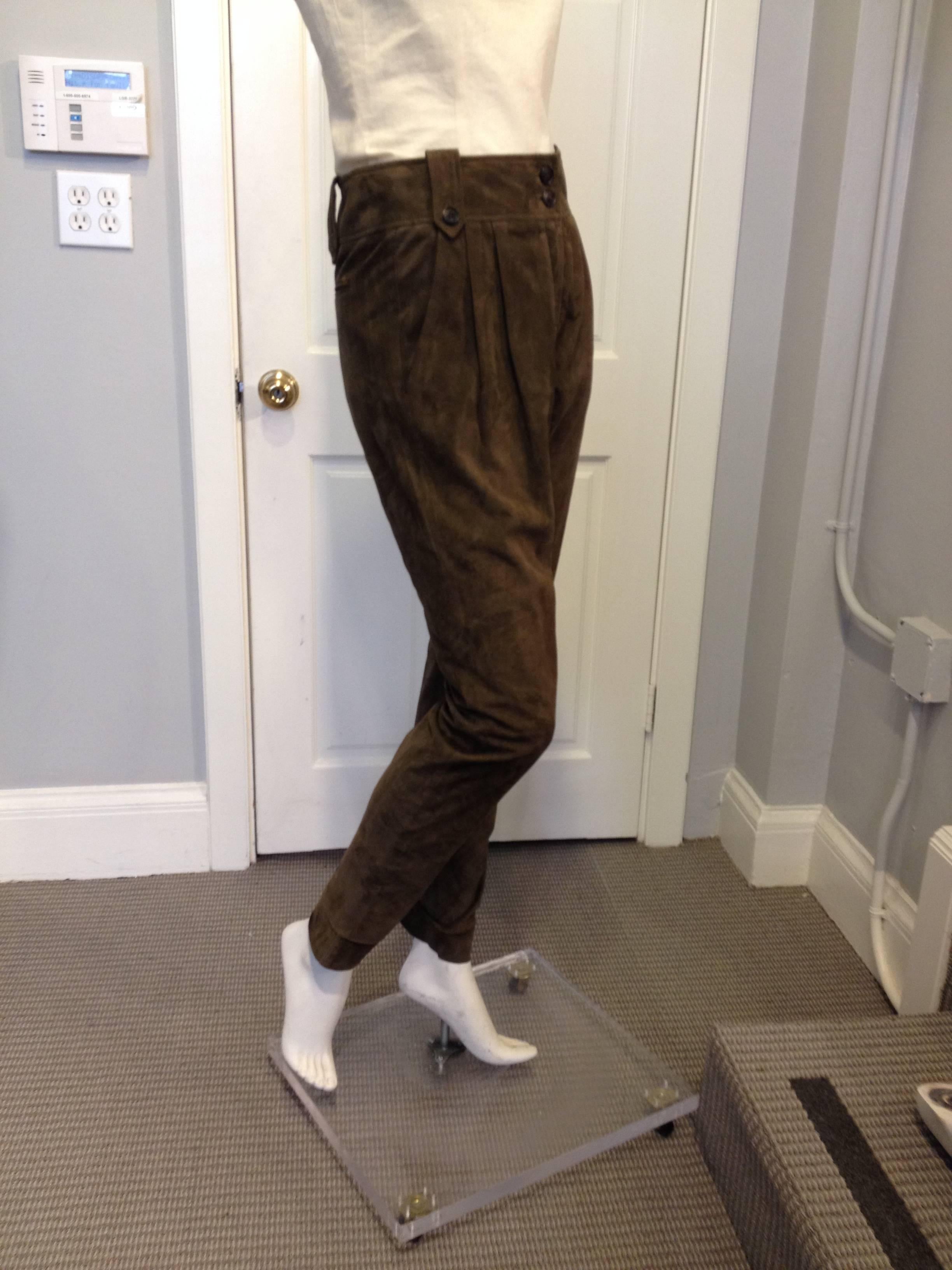 How luxurious. These Christian Dior pants are cut loosely and taper at the hem, with super subtle mini pleats at either hip to create shape. They are made from an absolutely gorgeous velvety suede, in a warm olive green - perfectly autumnal, but are