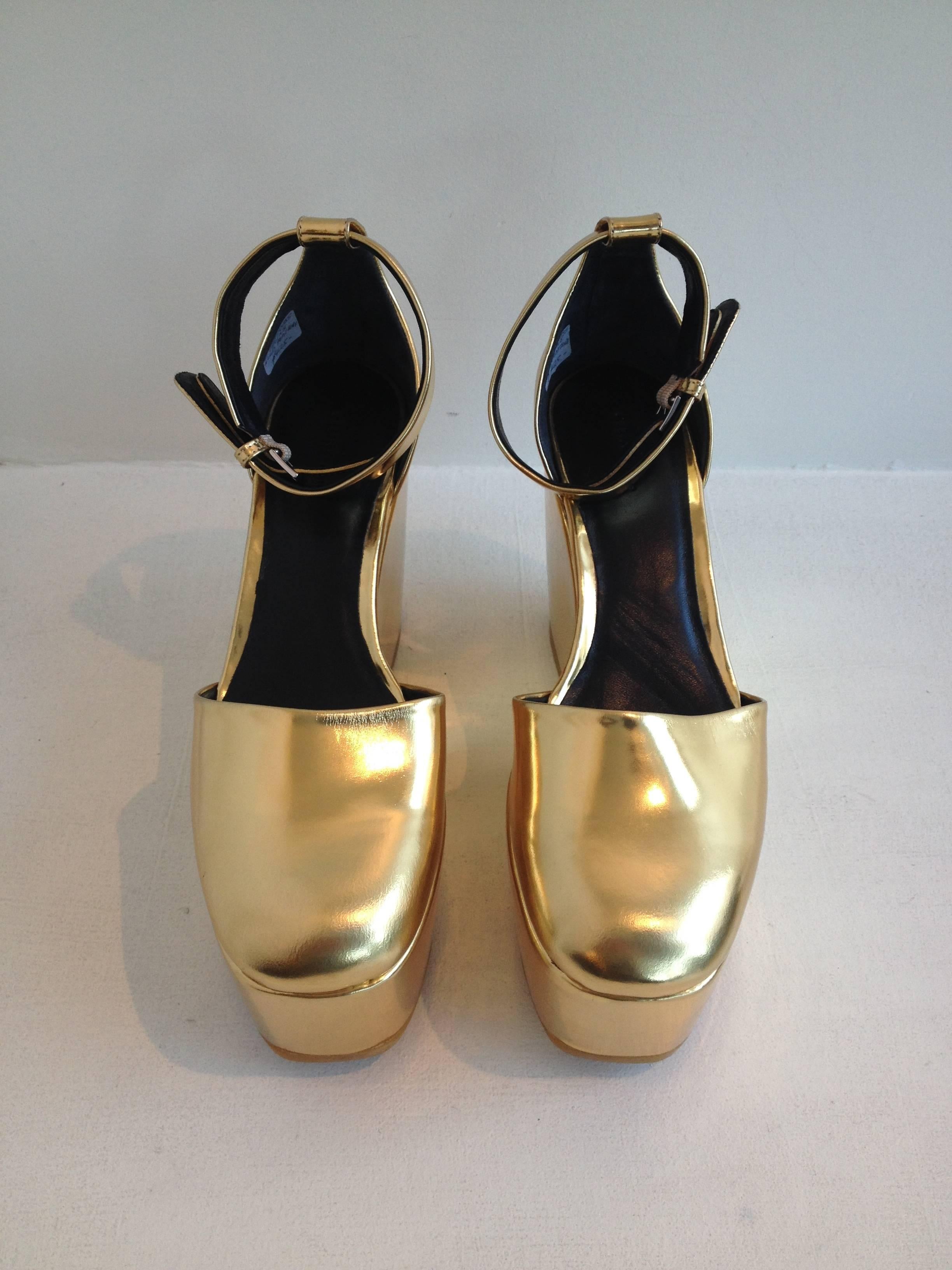 Coated with a hyper-metallic gold mirror finish and standing tall on a 4.5 inch heel and 2.25 inch platform, these are fit for a disco queen. They feature a closed toe and ankle strap. There's no way you won't have fun wearing these shoes! Please