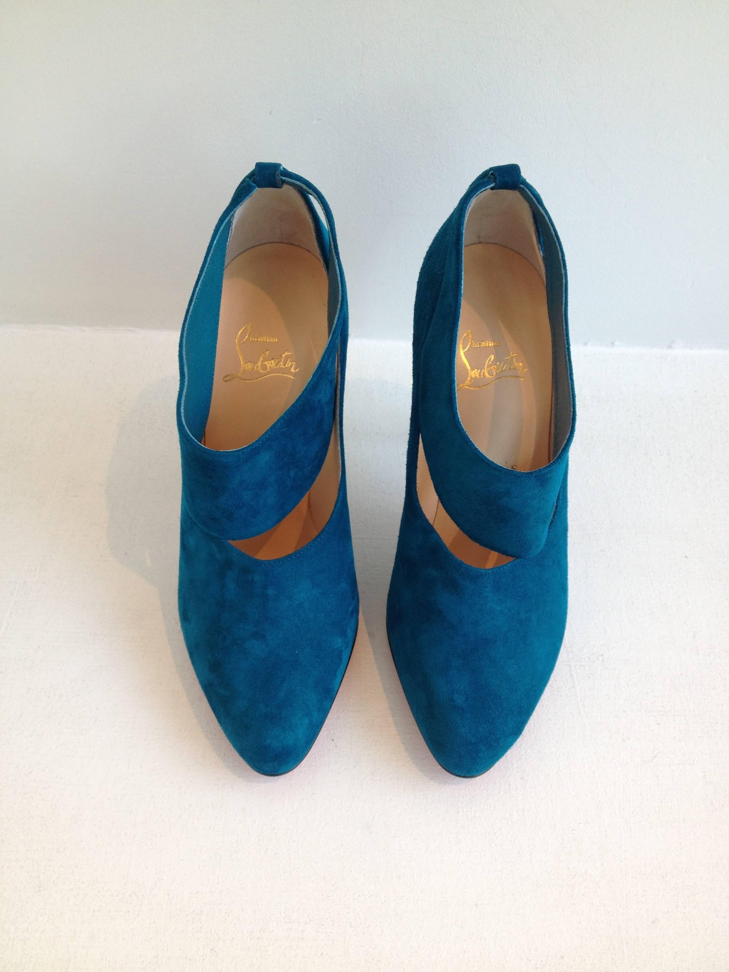 The bold peacock blue suede of these gorgeous Louboutin heels will always ensure you a grand entrance. They are constructed with a high cut front, with a wide strap that falls over the front of the foot and the heel is 4 inches.