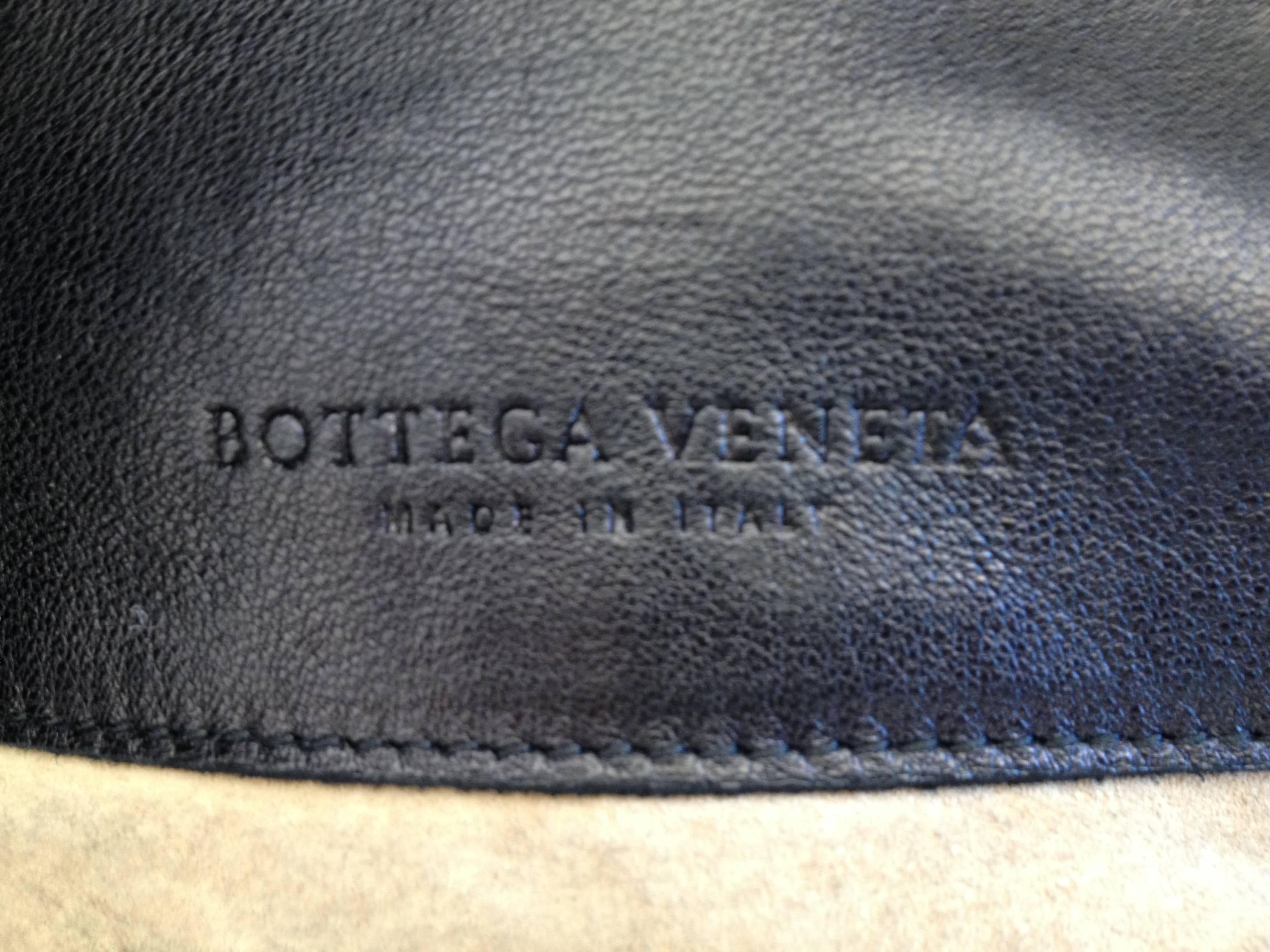 Bottega Veneta Black Leather Hobo Bag With Intracciato Details 6