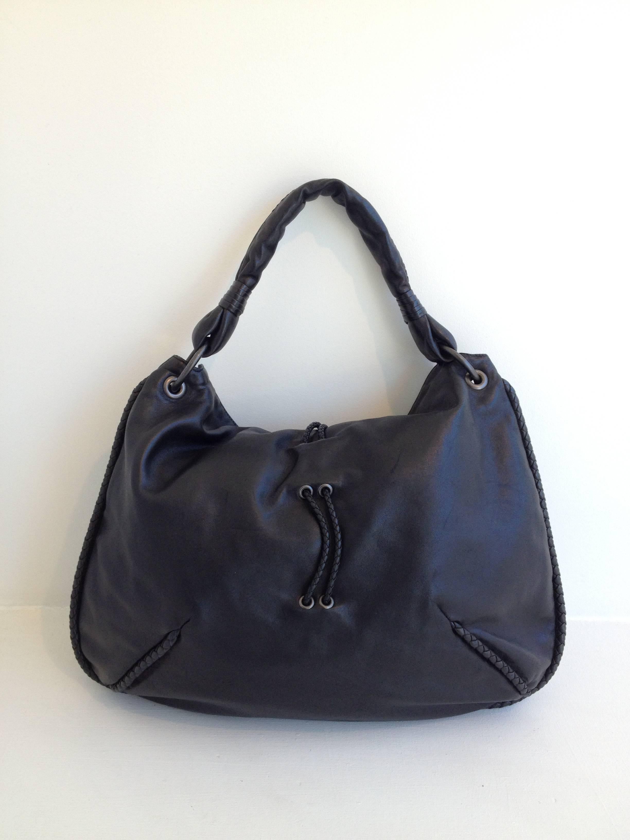 Bottega Veneta Black Leather Hobo Bag With Intracciato Details In Good Condition In San Francisco, CA