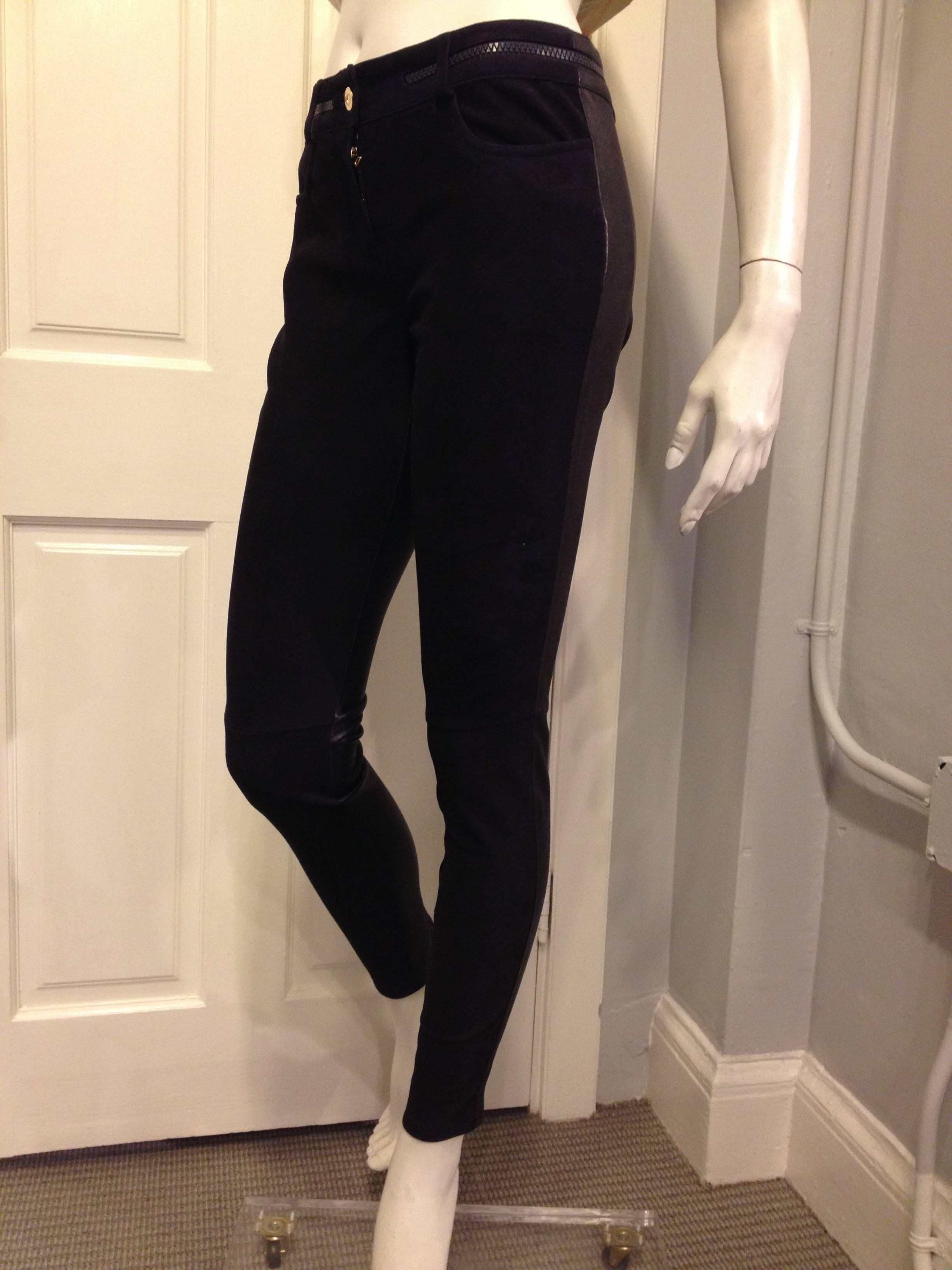 The leather legging is such a staple for day and night - comfortable and stylish, they work just as well at the cafe for lunch as they do for drinks on the weekend. This two-toned pair features a glossy black leather backing and an ultrasoft navy