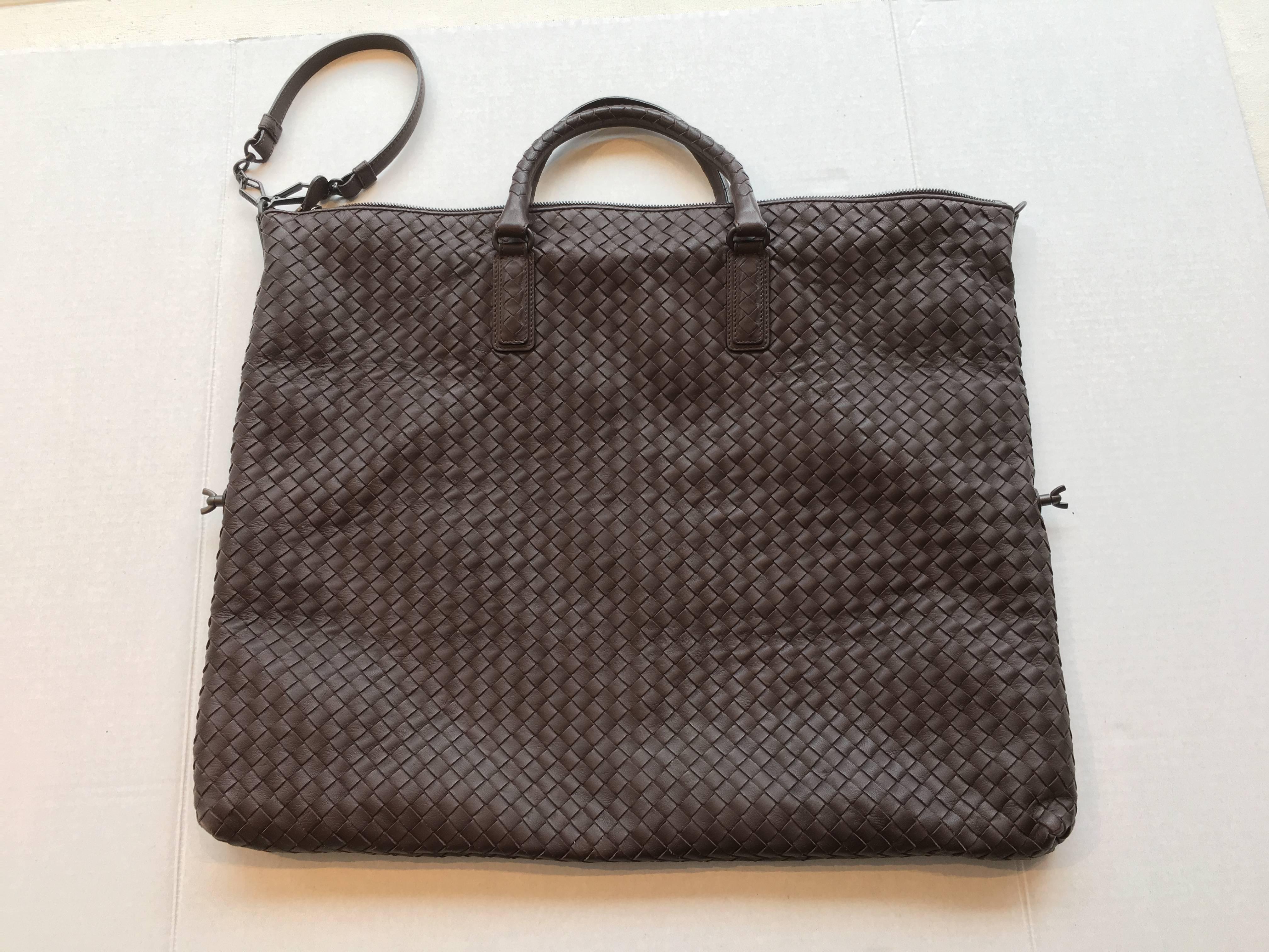 Bottega Veneta Intrecciato bag in a chocolate brown leather, with dark taupe suede lining, brushed gunmetal hardware and removeable 12