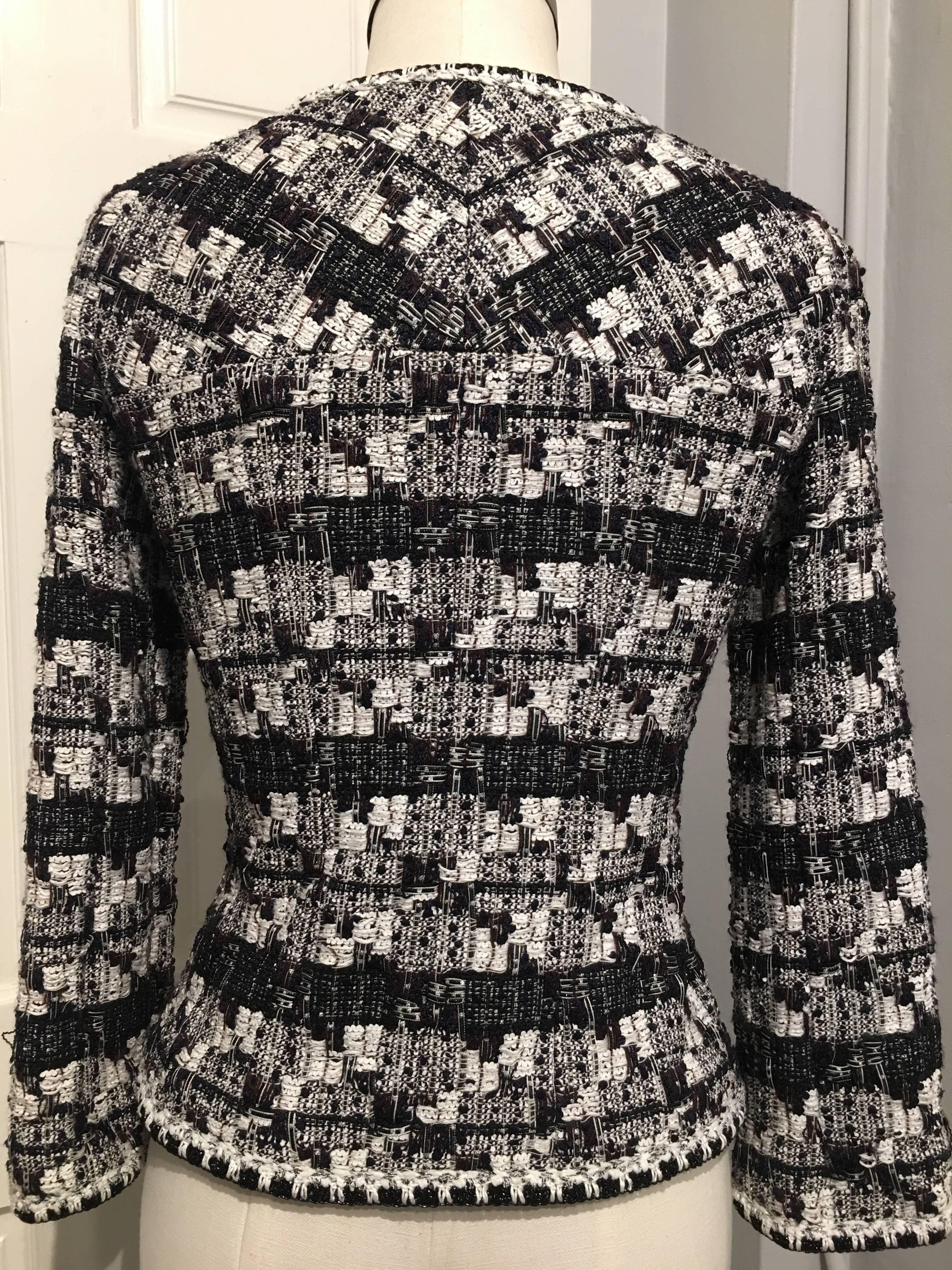 Chanel Black and White Jacket sz 34 In Excellent Condition In San Francisco, CA