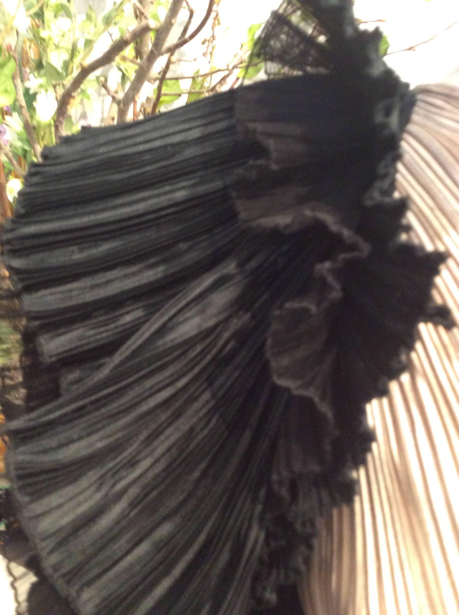 Mary McFadden Black and Gold Pleated One-Shoulder Flounce Vintage Gown In Excellent Condition In San Francisco, CA