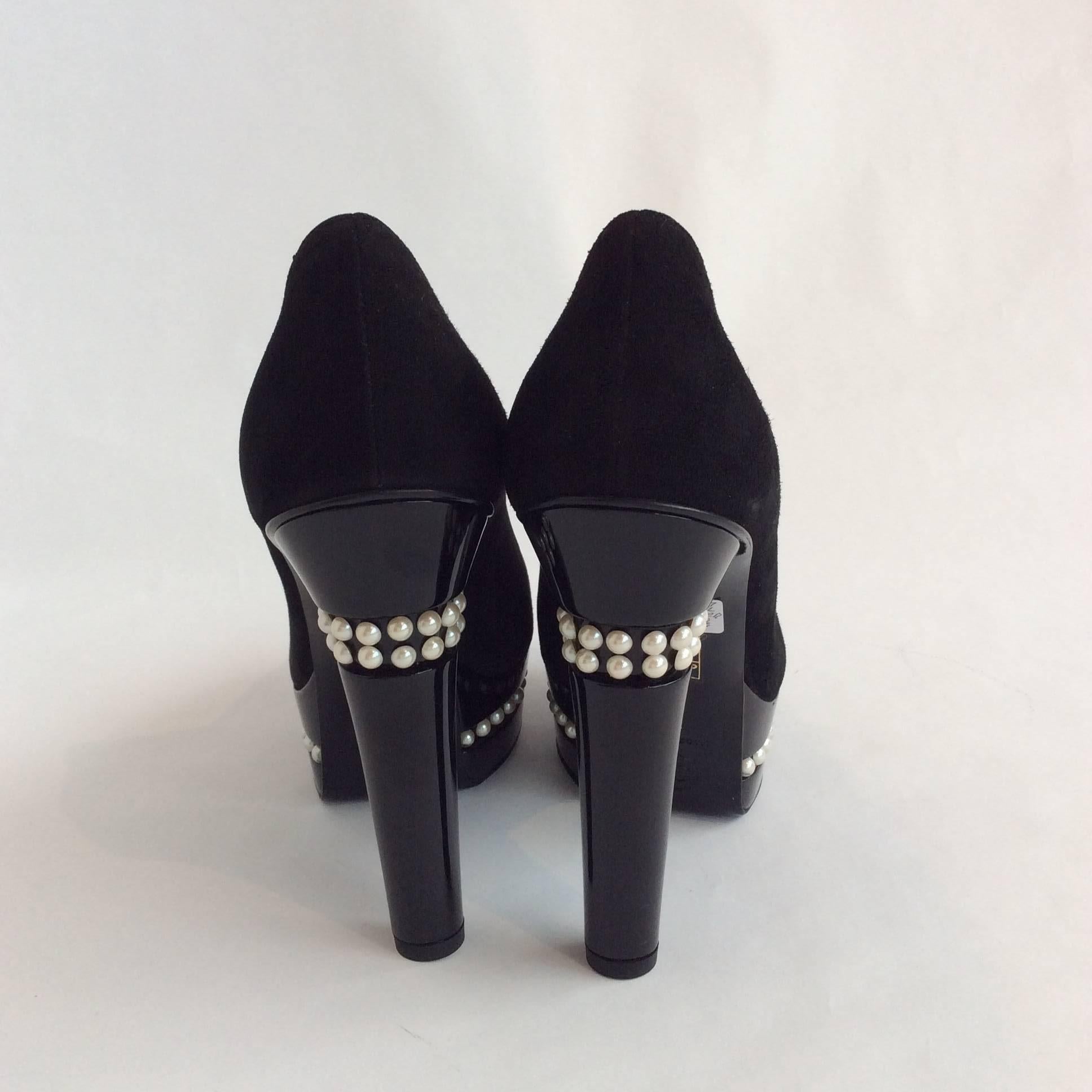 Women's Chanel Black Suede And Patent Leather Platform Pumps With Pearl Detail Sz38
