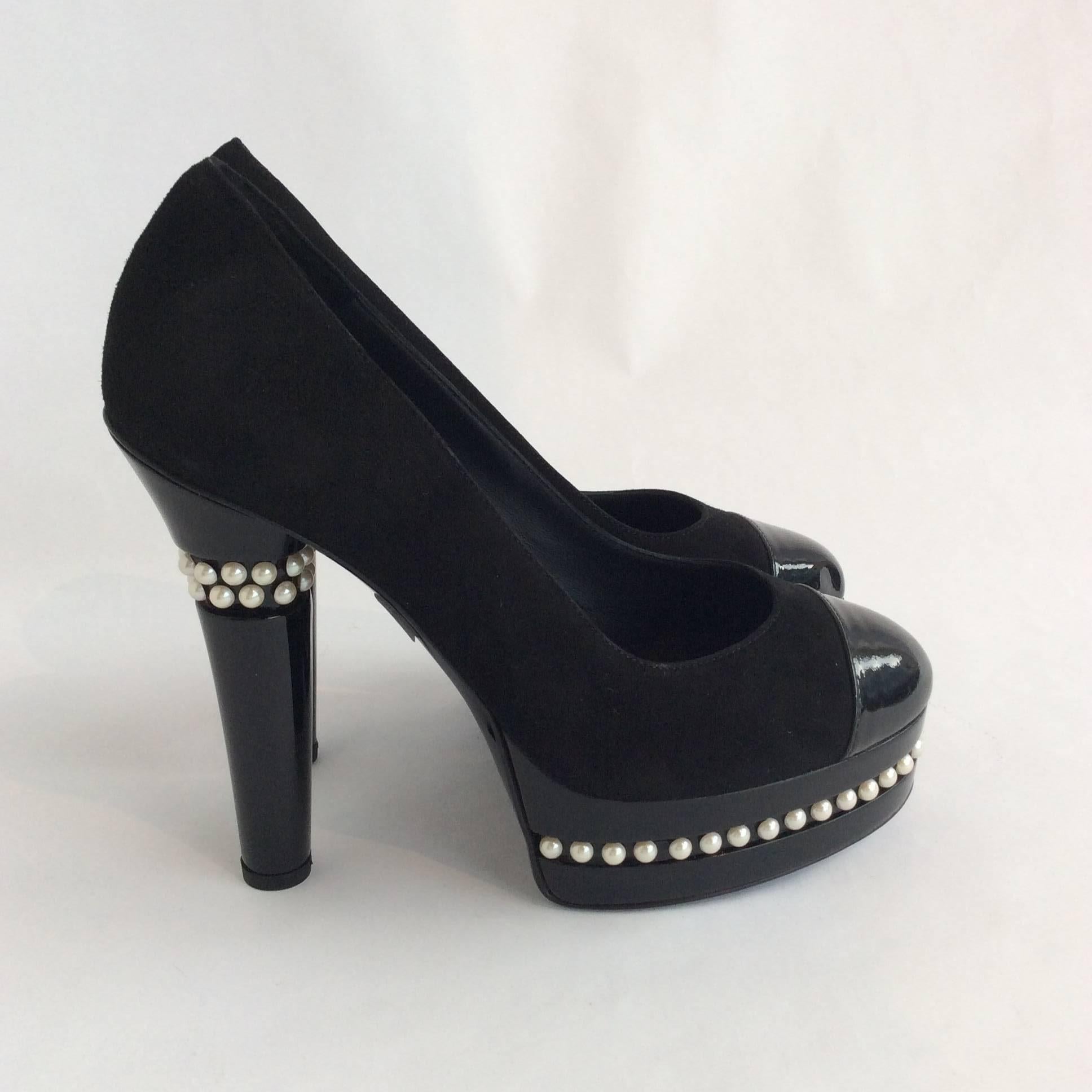 Chanel Black Suede And Patent Leather Platform Pumps With Pearl Detail Sz38 In New Condition In San Francisco, CA