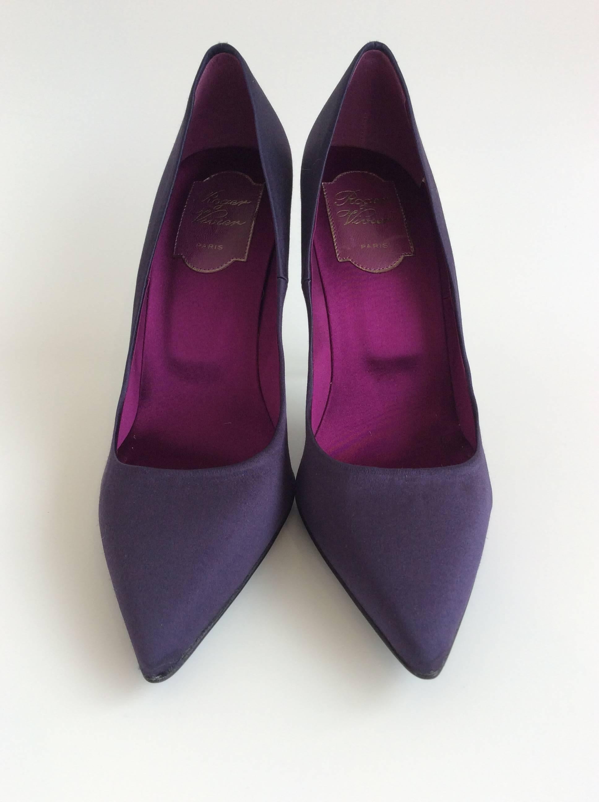 Roger Vivier purple peaux de soil pumps with a 4in silver metallic stiletto heel and lined in magenta silk.
Sz37 


