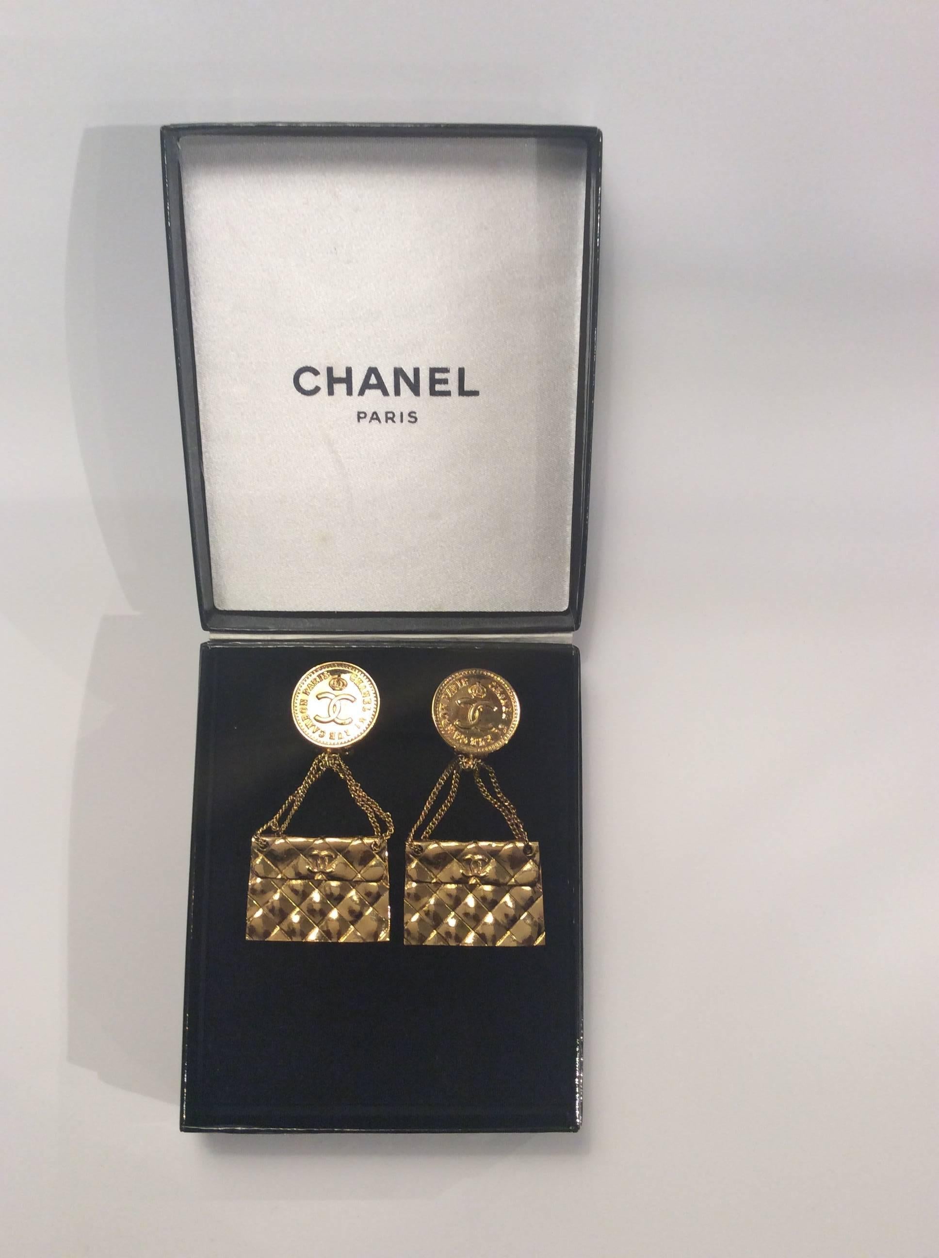 Iconic 1989 Chanel gold clip on earrings.

Comes with the original box
