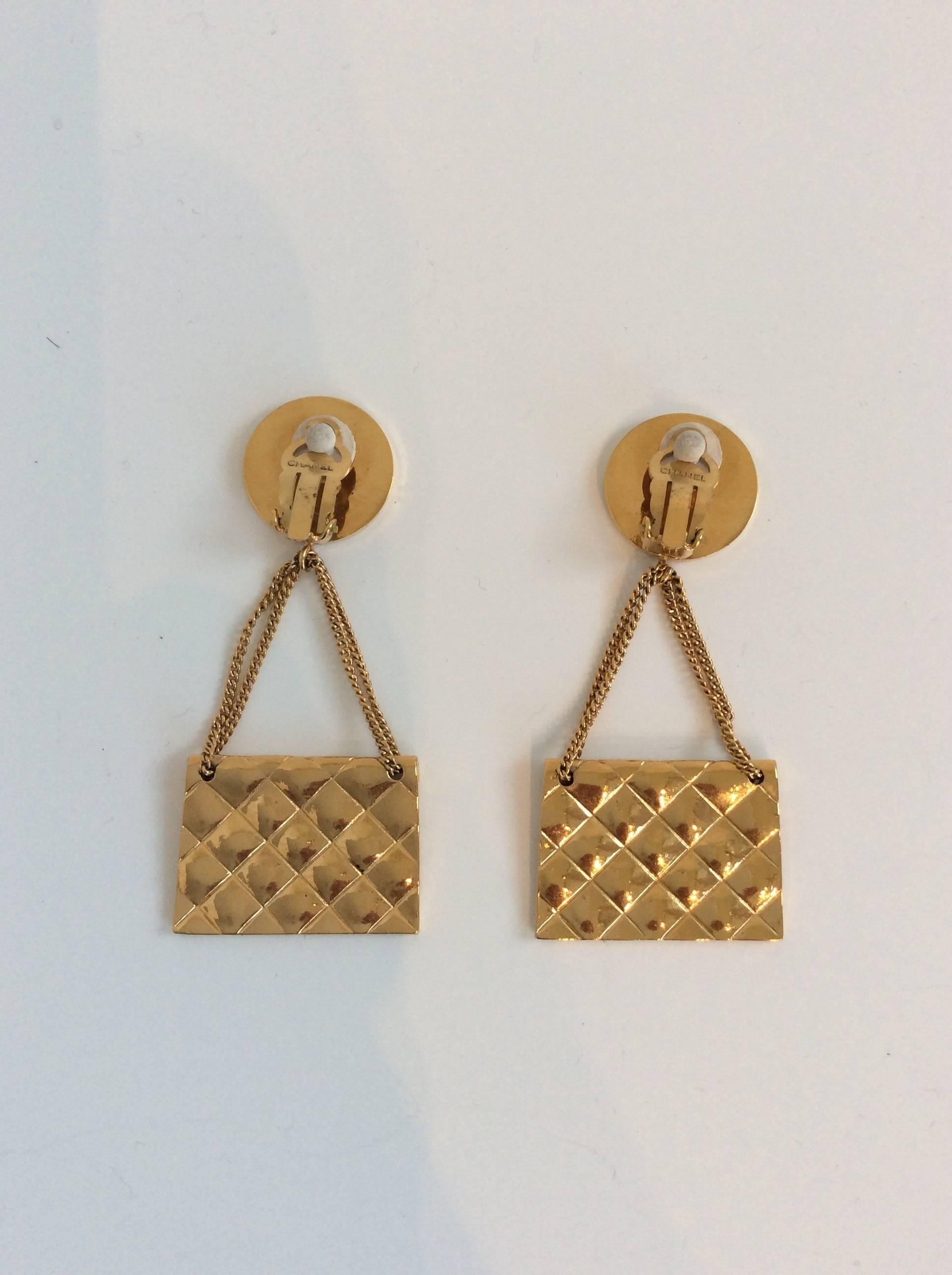  Chanel Vintage Gold Dangling Clip On Quilted Purse Earrings From 1989 In Excellent Condition In San Francisco, CA