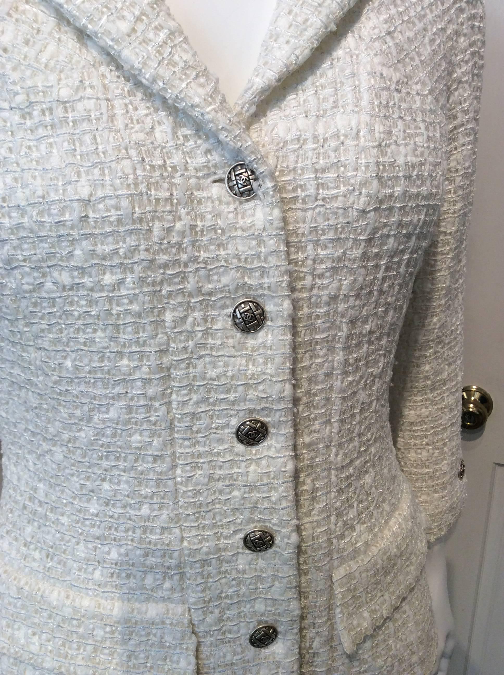 Chanel Cream and Silver Accented Tweed Jacket With Silver Buttons Sz38/Us6 In Excellent Condition In San Francisco, CA