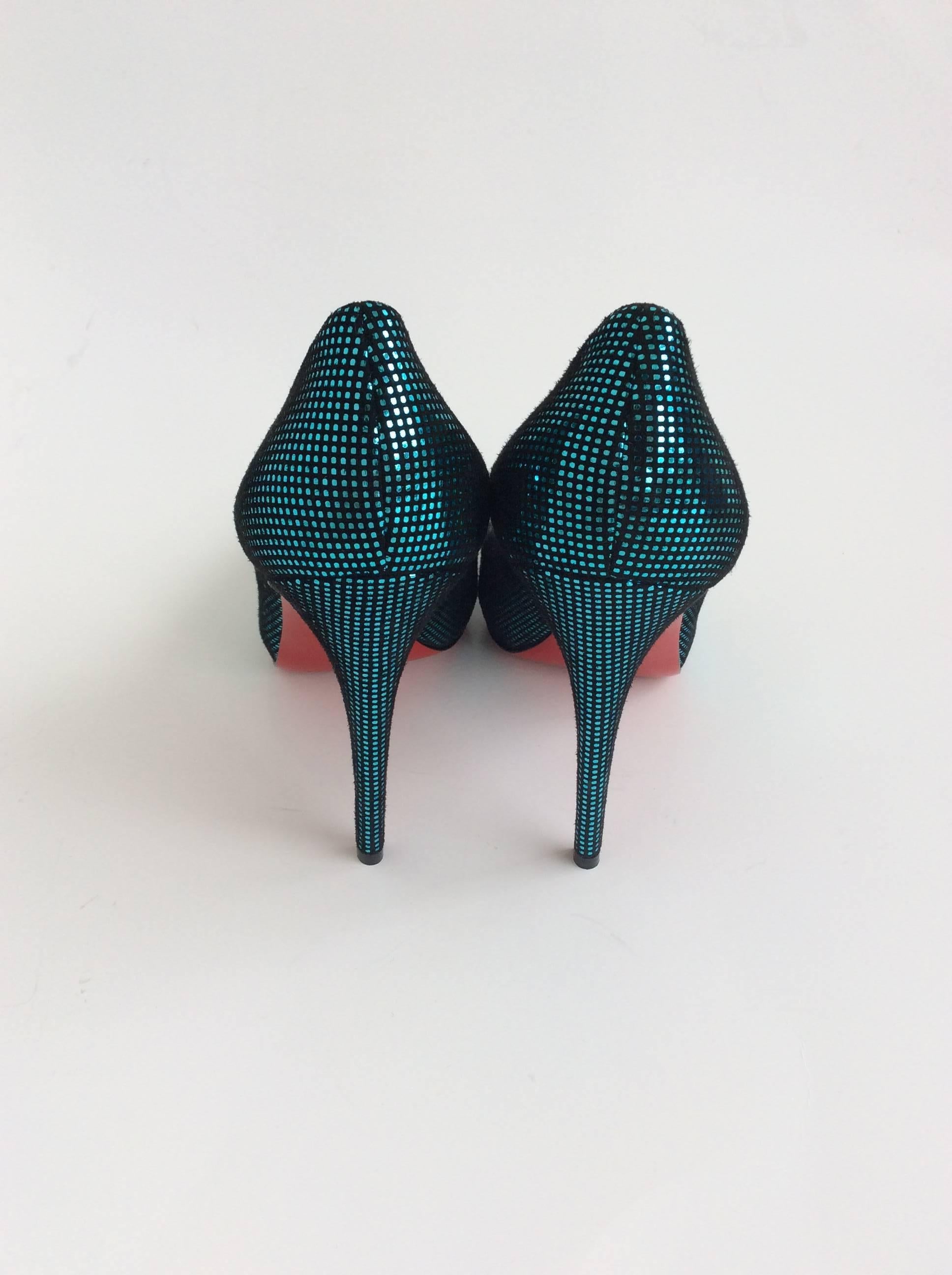 Christian Louboutin Metallic Green Imprinted Suede Round-Toe Pump Sz 40.5/Us10.5 In New Condition For Sale In San Francisco, CA