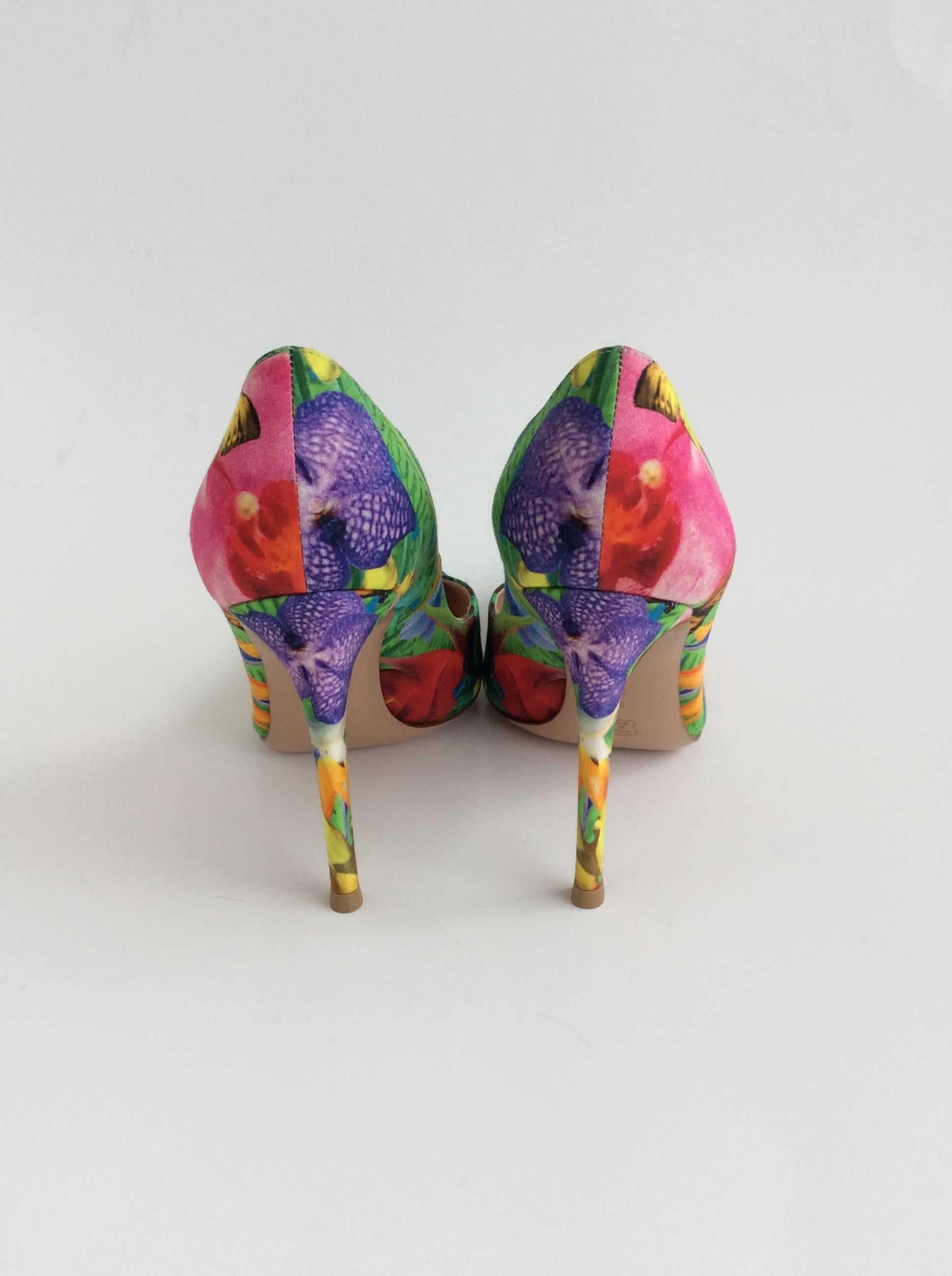 Gianvito Rossi Bright Tropical Print Pointed Toe Canvas Pumps  In New Condition For Sale In San Francisco, CA