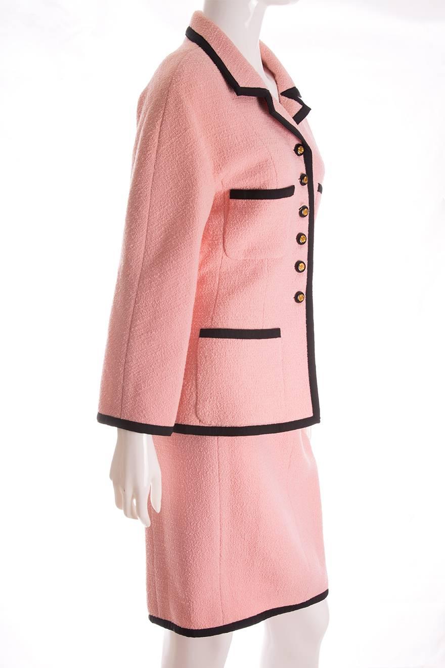A stunning textured wool suit by Chanel with contrast black piping.  Single breasted jacket.  Knee length skirt.  Pastel pink silk lining.

Marked size 38
To fit S

Jacket
Chest - 42 cm
Waist - 38 cm
Length - 62.5 cm

Skirt
Waist - 32