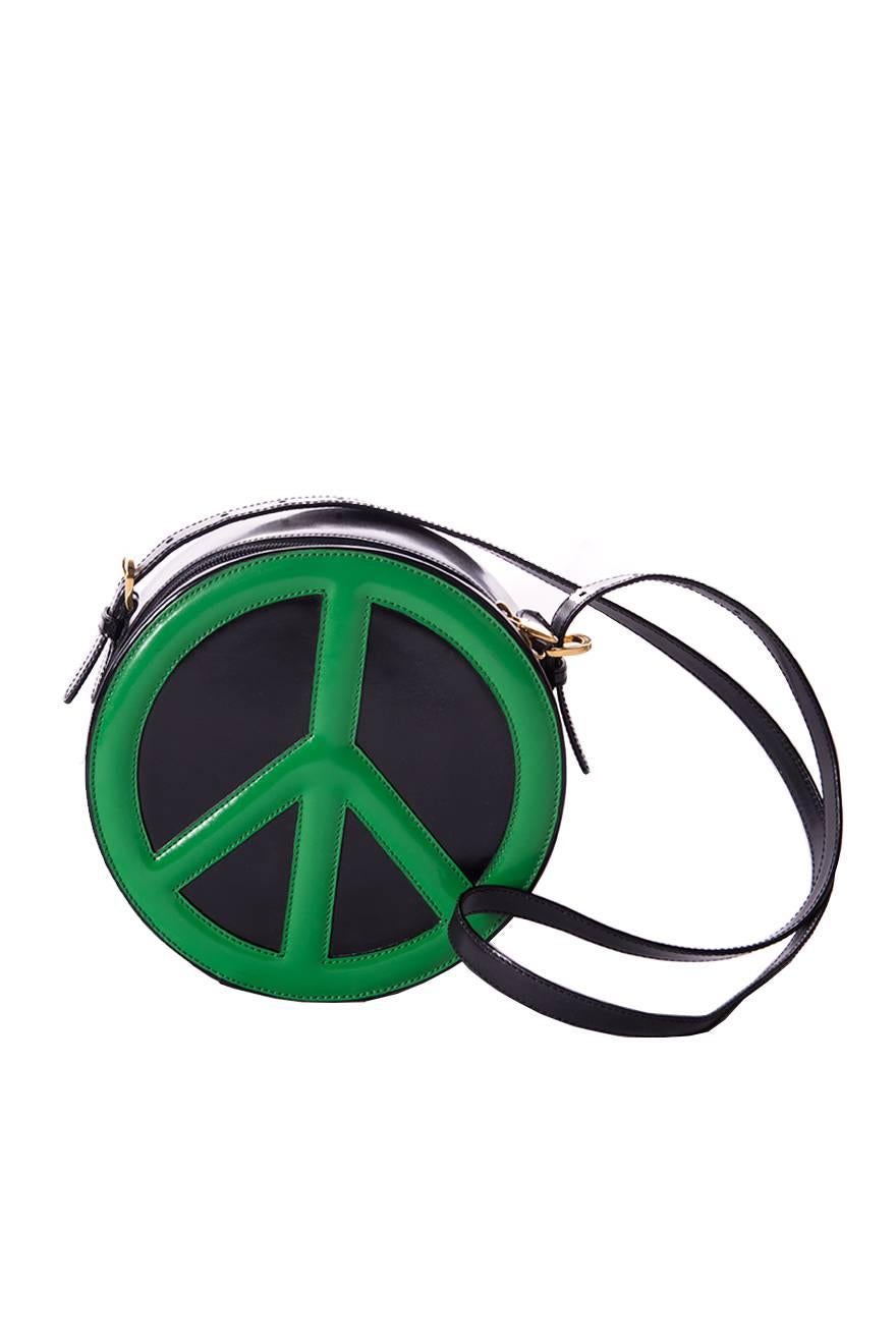 Ultra rare box bag by Moschino Redwall in the shape of a green and black peace sign.  Patent leather.  Belt buckles on the strap allow the shoulder strap to be adjusted.  Redwall plaque at the back of the bag.  This is an iconic 90s piece.

This