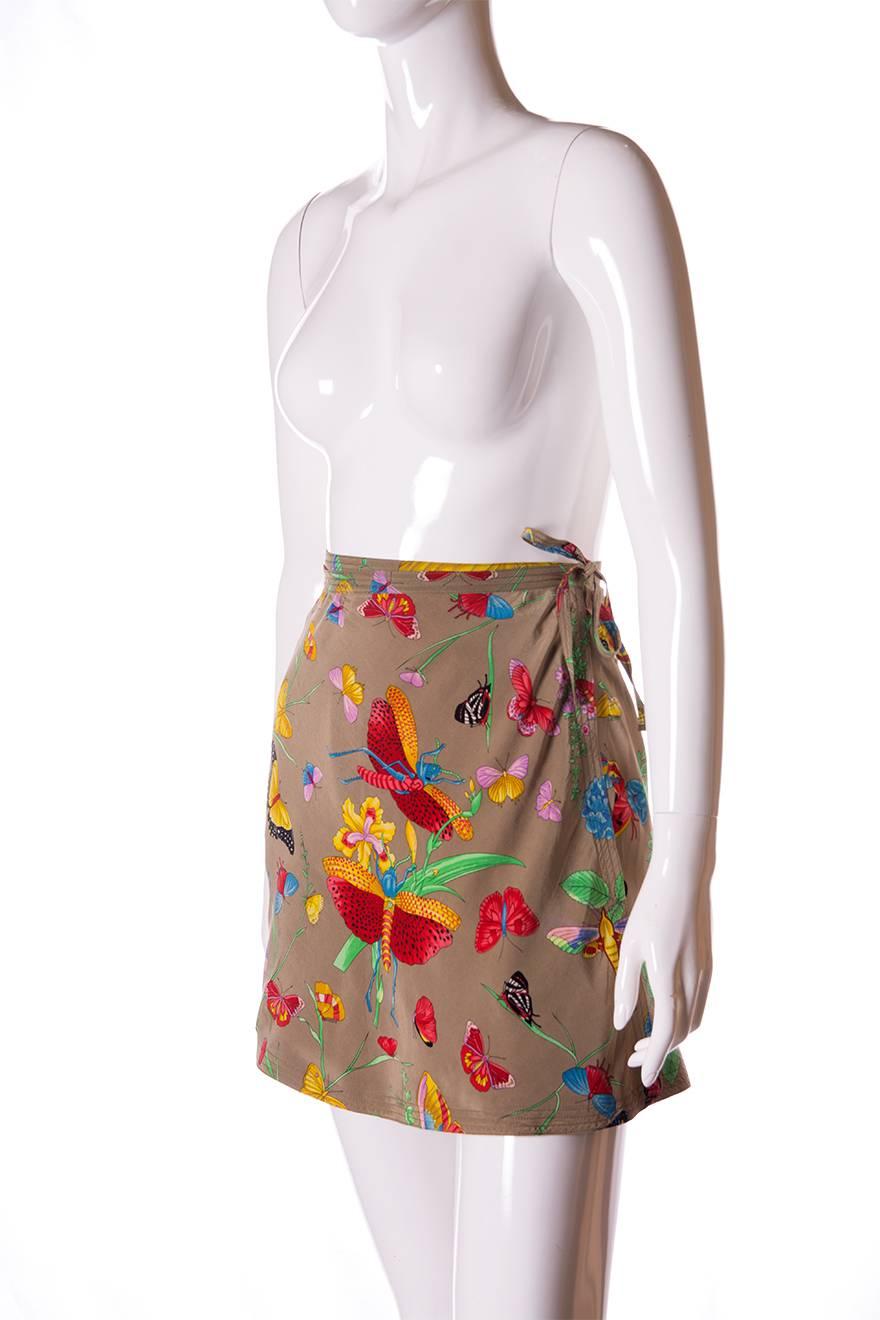 Wrap style skirt by Gianni Versace in taupe.  Spring themed print with butterflies, dragonflies and flowers.  Mini length.  Tie waist.  Circa 90s

No marked size
To fit XS

Waist – 30 cm
Length – 43 cm

Excellent vintage condition