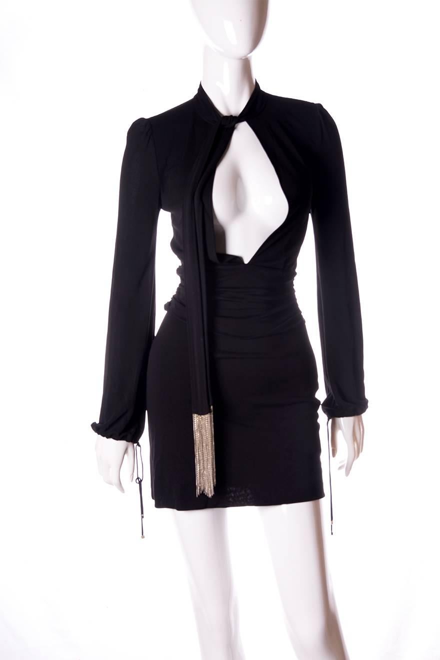 Plunging mini dress designed by Tom Ford for Gucci.  Tie at the neckline with silver chains at the bottom.  Circa early 00's.

Marked size: XS
To fit: XS-S (some stretch in fabric)

Measurements:
Chest: 44 cm
Waist: 32.5 cm
Length: 83