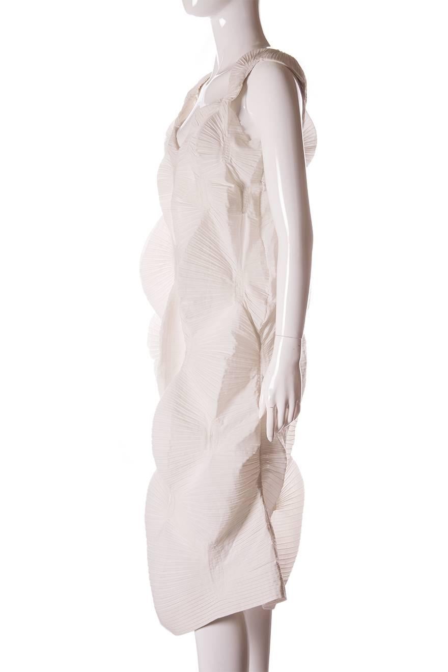 Rare Issey Miyake pleated dress with a sculptural shape.  Comes with original dustbag.  Circa 90s

Very good condition; few signs of wear

Marked size: No marked size
To fit: S-M
Chest: Maximum 51 cm (because of the pleated nature of the