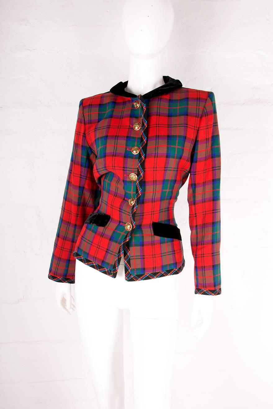 Tartan jacket with a velvet bow at the back by Yves Saint Laurent.  Circa 80s.

Excellent condition demonstrating little to no signs of visible wear

 Marked size: 40
To fit: S-M (runs small)
Chest: 46 cm
Waist: 40 cm
Length: 60 cm
