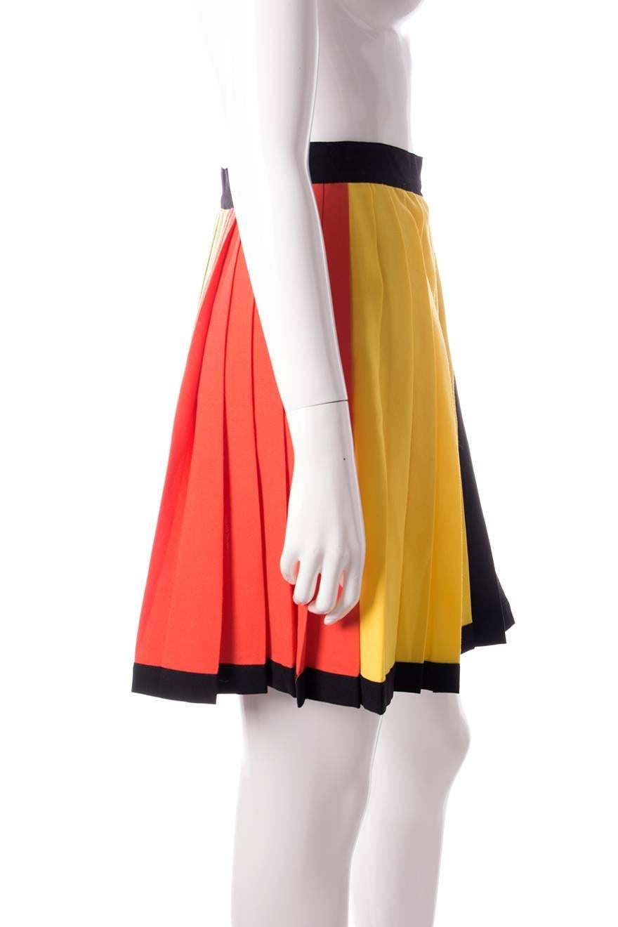 Colorblocked Gianni Versace skirt in contrasting shades of lime green, orange, yellow and black.  Circa 90s.

Marked size: 42 (IT)
To fit: S

Waist: 33 cm
Length: 50 cm

Excellent condition demonstrating little to no visible signs of wear.
