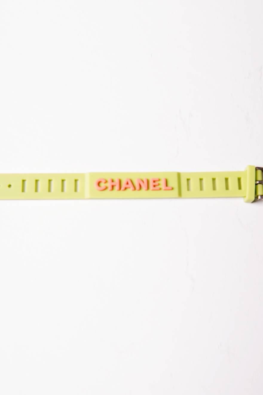 Rubber bracelet by Chanel in neon green and pink. 99p. 

Excellent condition demonstrating little to no visible signs of wear.

 Length: 20.5 cm, 21.5 cm including the buckle
Width: 1.5 cm