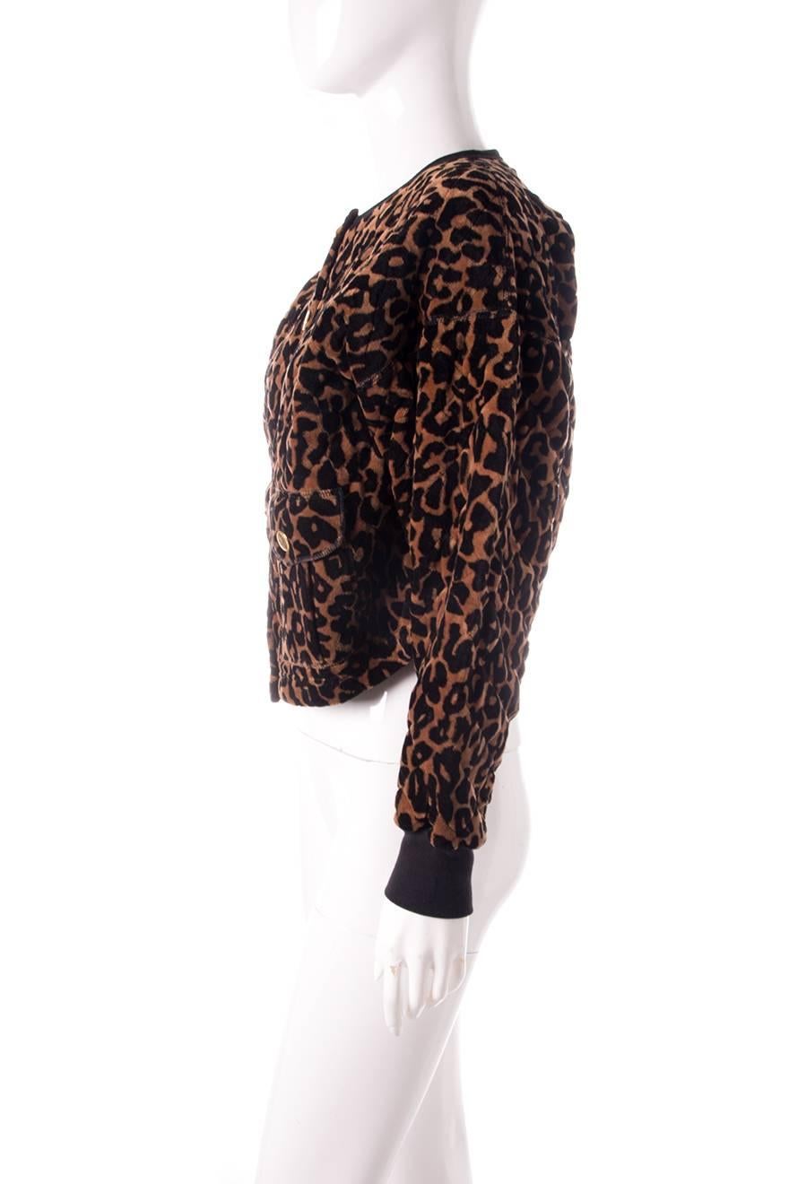Animal print jacket by Sonia Rykiel in quilted velour. Circa 90s. 

Excellent condition demonstrating little to no visible signs of wear.

 Marked size: No marked size
To fit: M
Chest: 55 cm
Length: 70 cm
Sleeve (measured from the nape of the neck):