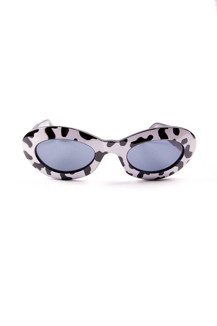 Sunglasses by Gianni Versace in a rare cow print.  Mod 415/C, Col 237.  Cat eye lenses.  Circa 90s.

Excellent condition demonstrating little to no visible signs of wear

 Frame width: 4.5 cm
Frame length: 7 cm
Total length across the front: 14.5 cm