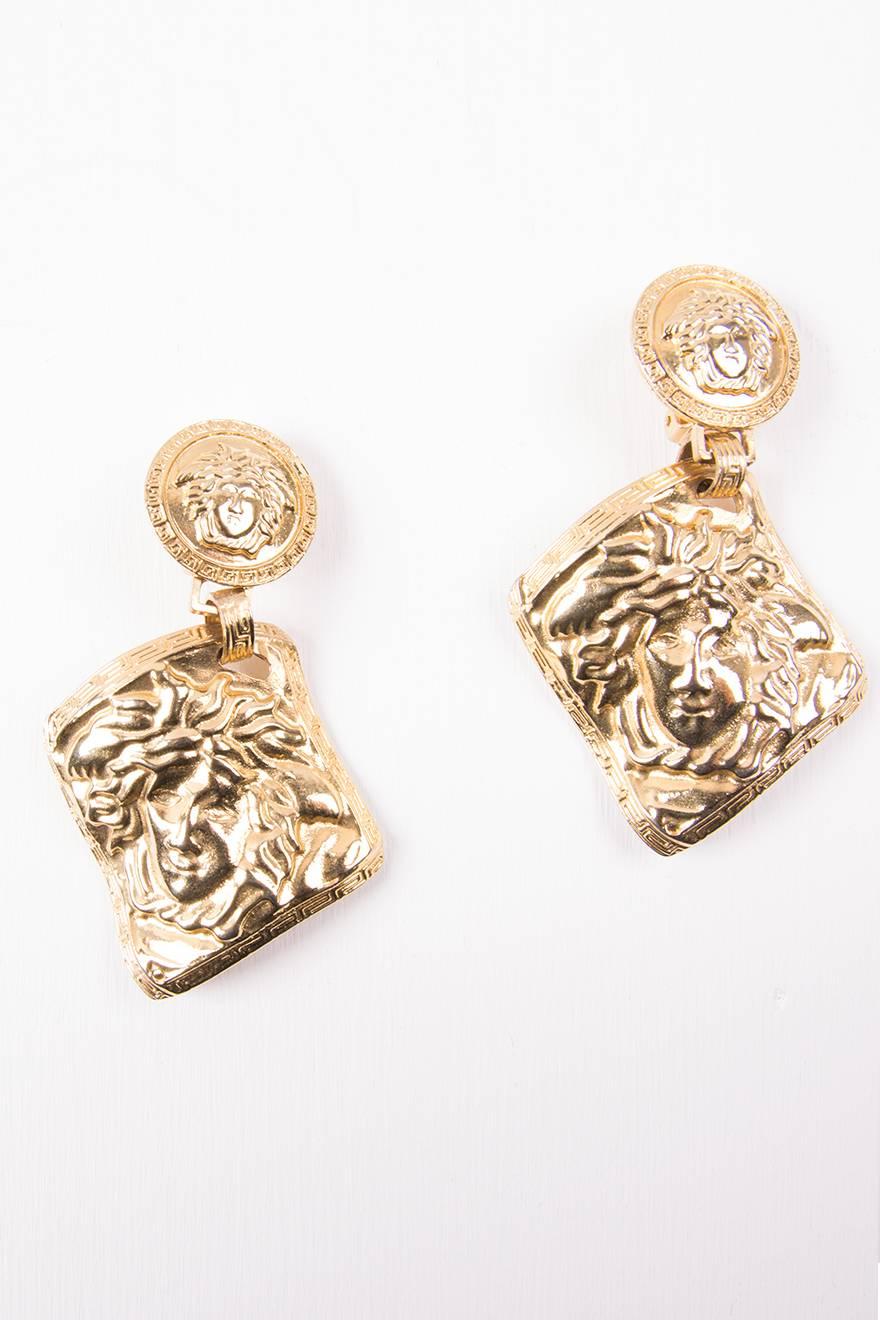 Oversized earrings by Gianni Versace.  Circa 90s. 
Excellent condition demonstrating little to no visible signs of wear.

Length: 8.5 cm
Width: 5.5 cm
