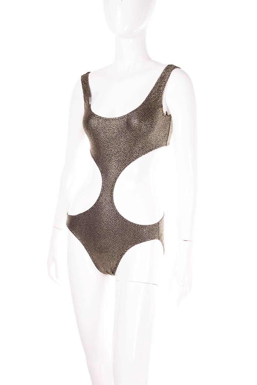 Rare cutout swimsuit by Norma Kamali. Circa 80s.

Excellent condition demonstrating little to no visible signs of wear

Marked size: M
To fit: S-M
