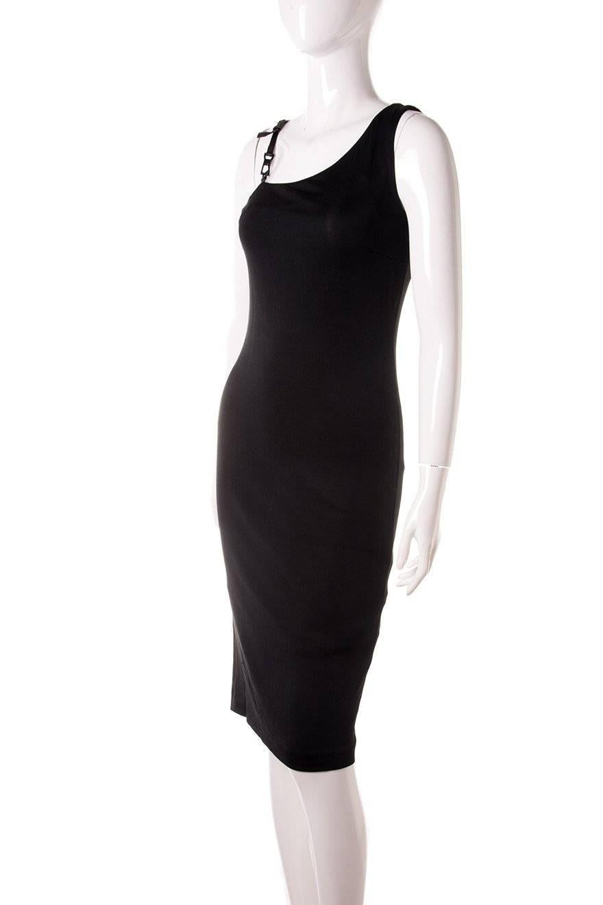Sleek and minimal black dress by Gucci.  Circa early 00's.

Excellent condition demonstrating little to no visible signs of wear.

 

Marked size: 40 (IT)

To fit: S

 

Chest: 40 cm

Waist: 33 cm

Length: 106 cm

Please note, there is a degree of