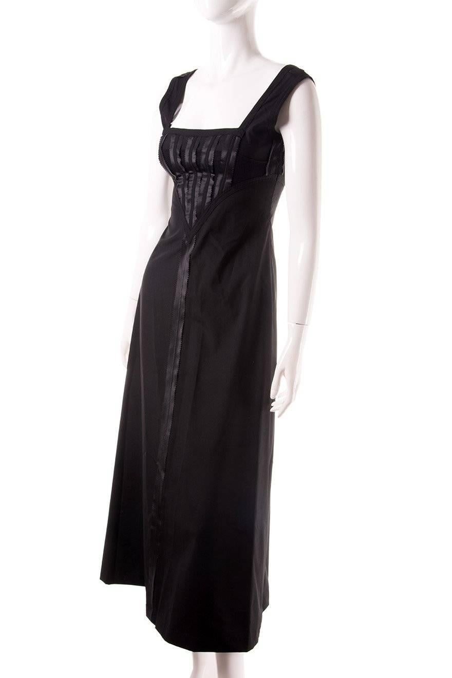 

Long corset dress by Jean Paul Gaultier featuring a lace up back.  Circa 90s.

Excellent condition demonstrating little to no visible signs of wear.

 

Marked size: 40 (IT)

To fit: S

 

Chest: 41 cm

Waist: 33 cm

Length: 127 cm
