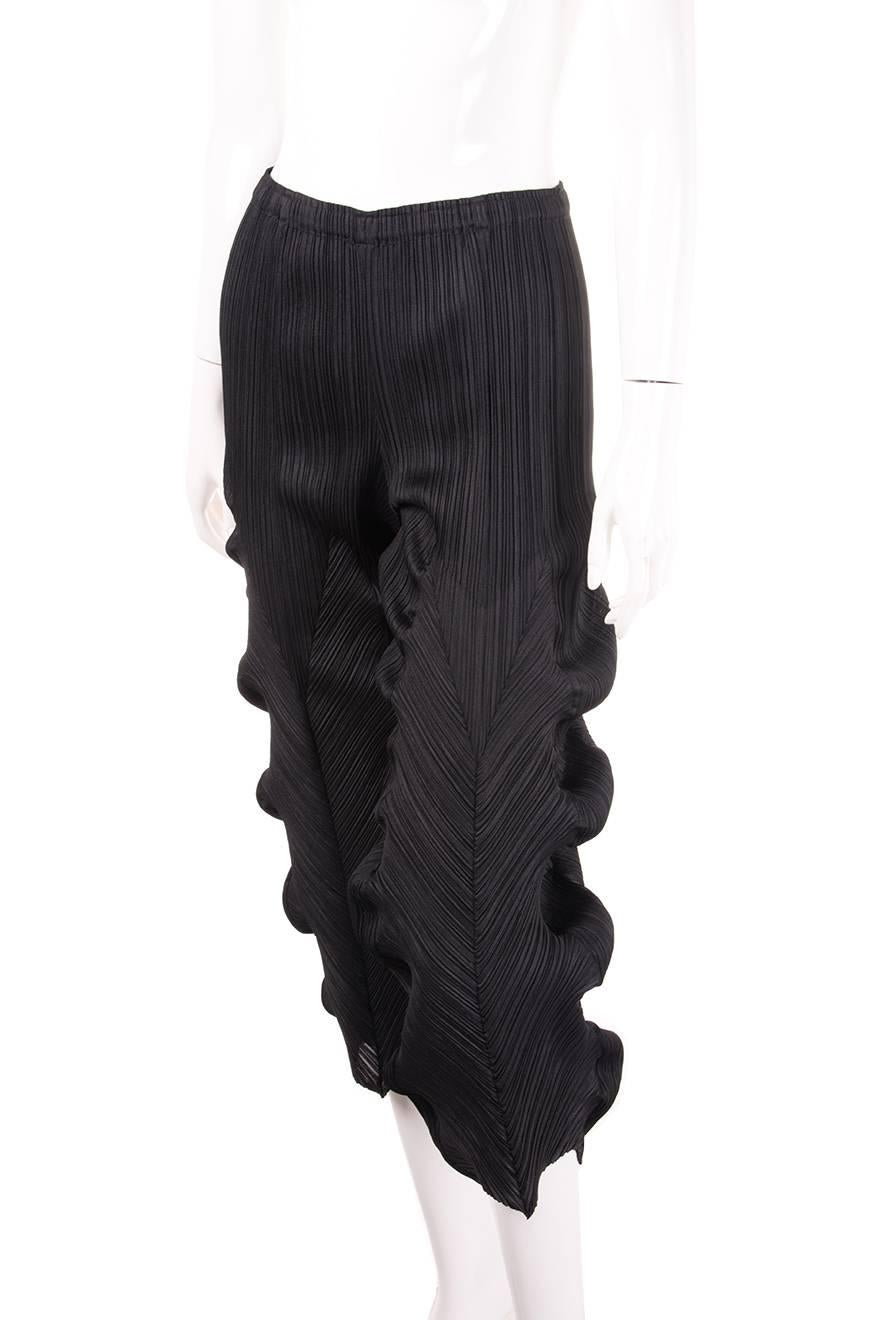 Sculptural pleated pants by Issey Miyake Pleats Please.  Circa 90s.

Excellent condition demonstrating little to no visible signs of wear.

 

Marked size: No marked size

Waist: 31-40 cm

Hips: 50 cm

Length: 85 cm

Please note, there is a