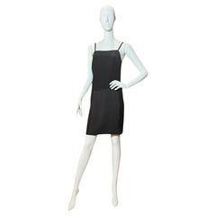 Gucci by Tom Ford per l'autunno-inverno 2002: mini-abito in seta nera con cambio di abito