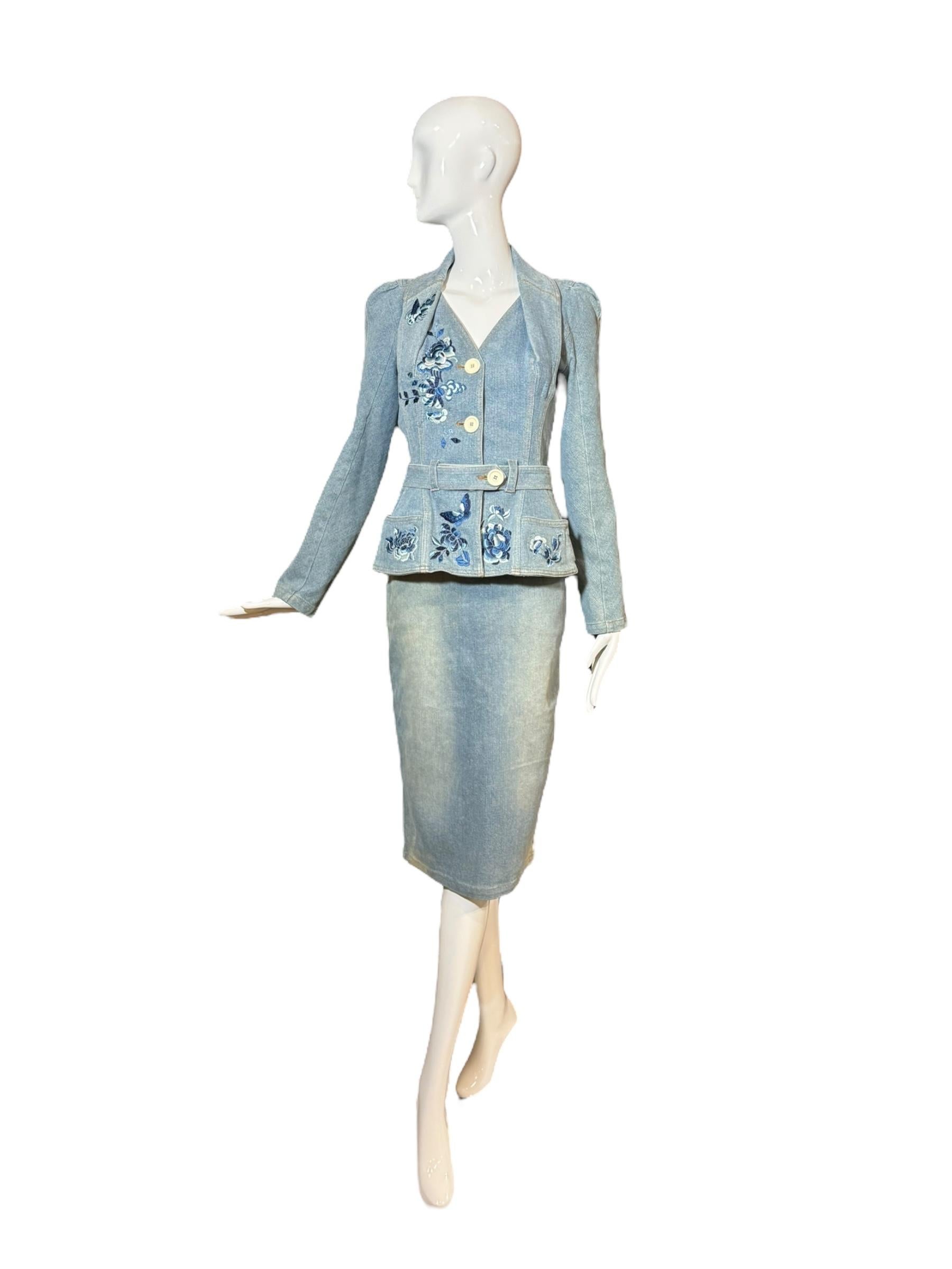 Una masterclass in sartoria romantica e femminilità sovversiva, questo raro abito in denim di Christian Dior del 2005 disegnato da John Galliano incarna la narrazione decadente che ha definito il suo leggendario mandato alla maison. Realizzato in un