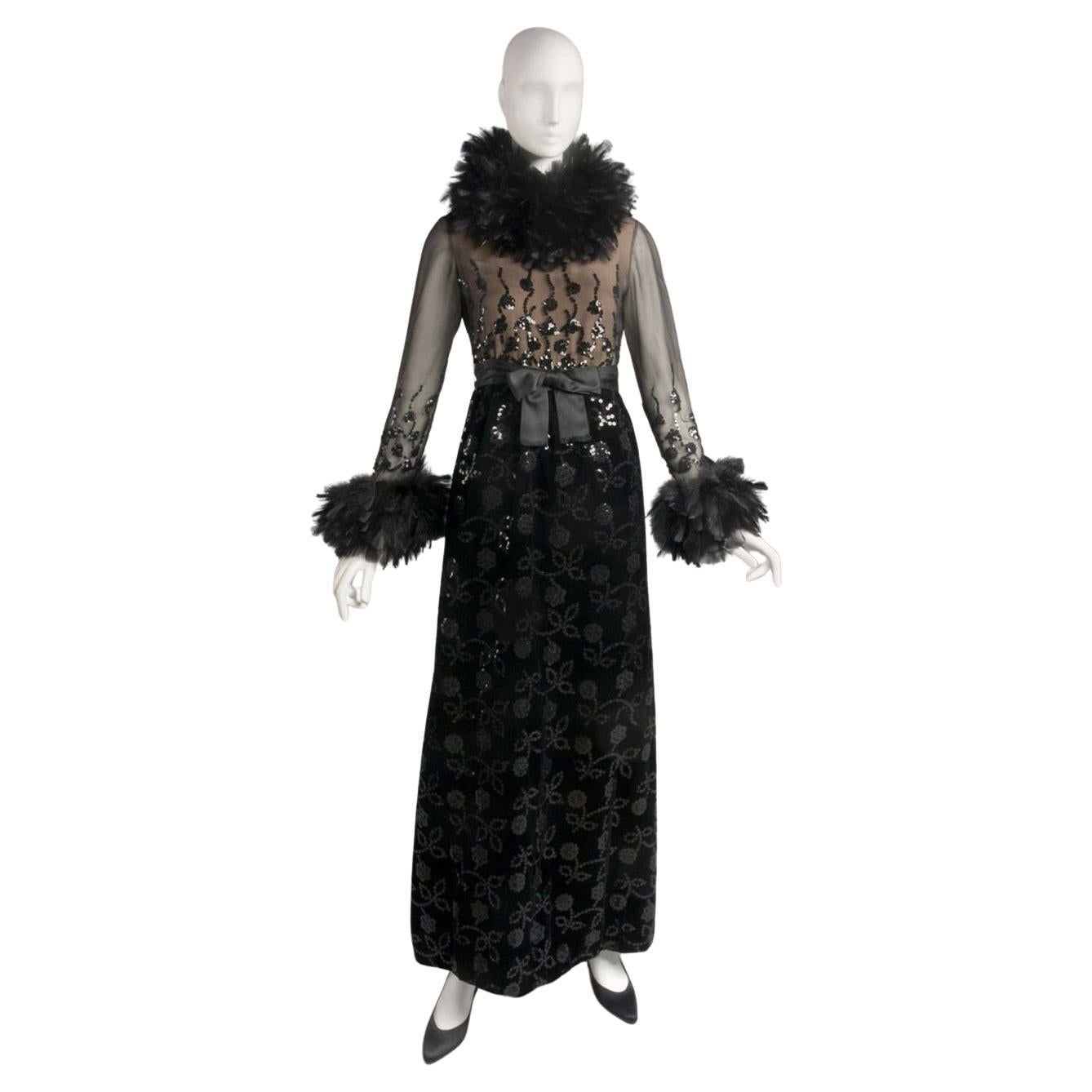 Véritable trésor digne d'un musée, cette robe du soir d'Oscar de la Renta de 1970 est un exemple rare et spectaculaire des débuts du créateur dans le domaine de la couture. Ce chef-d'œuvre d'archives a fait l'objet d'un éditorial pleine page dans le