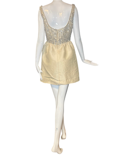 Robe de soirée structurée des années 1960, couleur ivoire-beige, avec corsage orné de perles