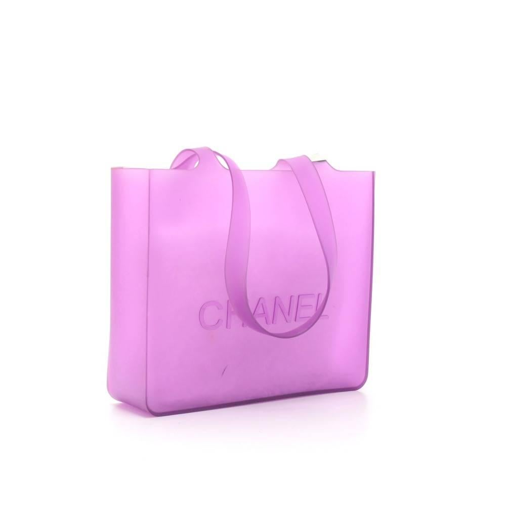 Chanel shoulder bag/tote in purple rubber material. Comfortably carry on shoulder or in hands. Great statement Chanel lover collection. Very rare to find this bag in this size!
Made in: Italy
Size: 9.8 x 8.5 x 2.8 inches or 25 x 21.5 x 7