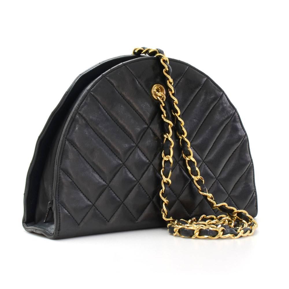 Chanel shoulder mini bag in black quilted leather. Main access is secured with zipper. Inside is in Chanel red leather lining and 2 open pockets. Comfortably carried on shoulder with chain leather strap. 

Made in: France
Serial Number:
