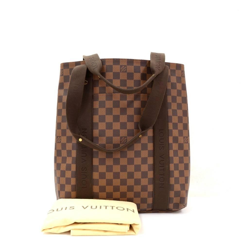 Louis Vuitton Cabas De Beaubourg tote bag. It has 1 separated compartment with zipper. Other is open acess with 2 pocket: 1 open and 1 for mobole or glass. It fits format A4 as all your magazines or work related paperwork and can carry all your