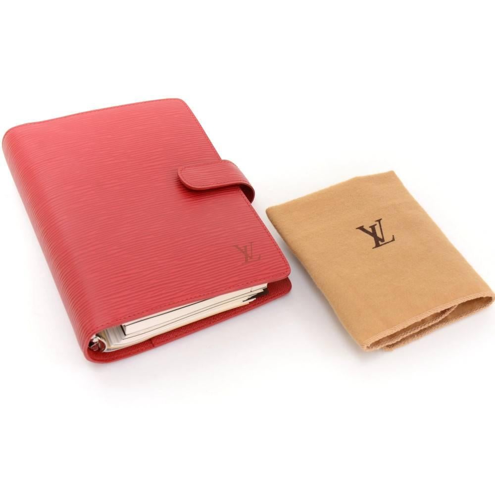 Louis Vuitton MM agenda in Epi leather. It has 6 credit card slots, 2 open side pockets and a press stud closure. It has as well space to place small pen. Perfect for everyday to stay organized in style! It comes with agenda 2007 diary, travel