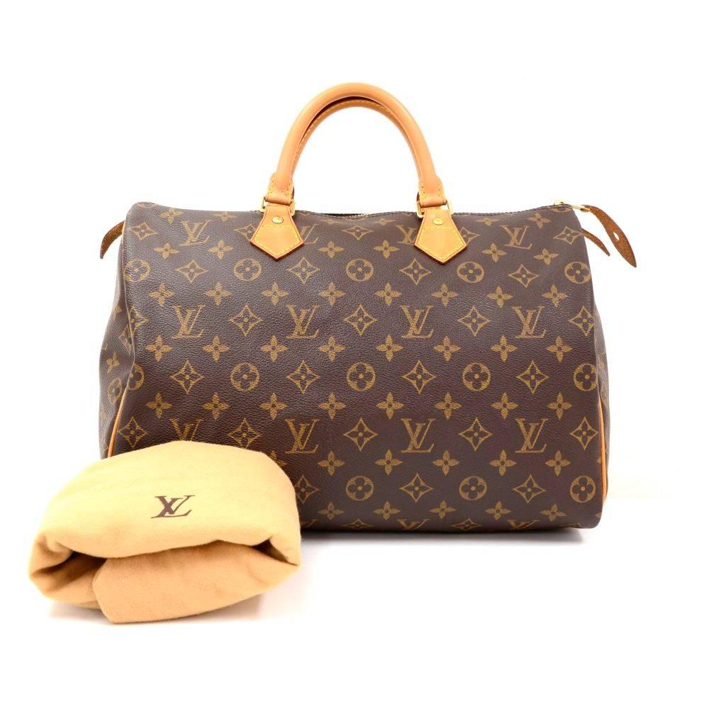 Louis Vuitton Speedy 35 hand bag crafted in monogram canvas. It offers light weight elegance in a compact format. Inspired by the famous keep all travel bag, it features a brass zip closure. Perfect for carrying everyday essentials.

Made in: