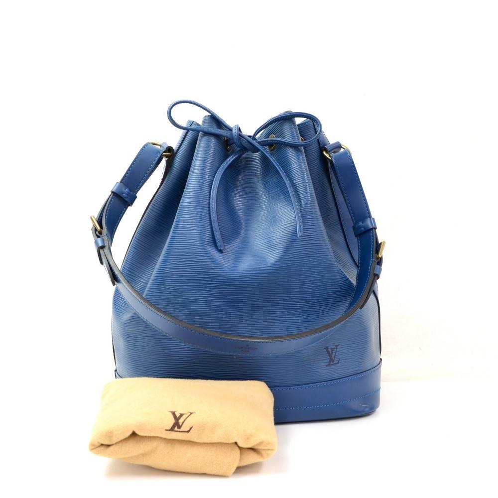 Louis Vuitton NOE famous champagne bag created in 1932. Epi leather discreetly embossed with the LV initials, alkantra lining, leather strap closure. It is carried on the shoulder. Perfect for every day.

Made in: France
Serial Number: