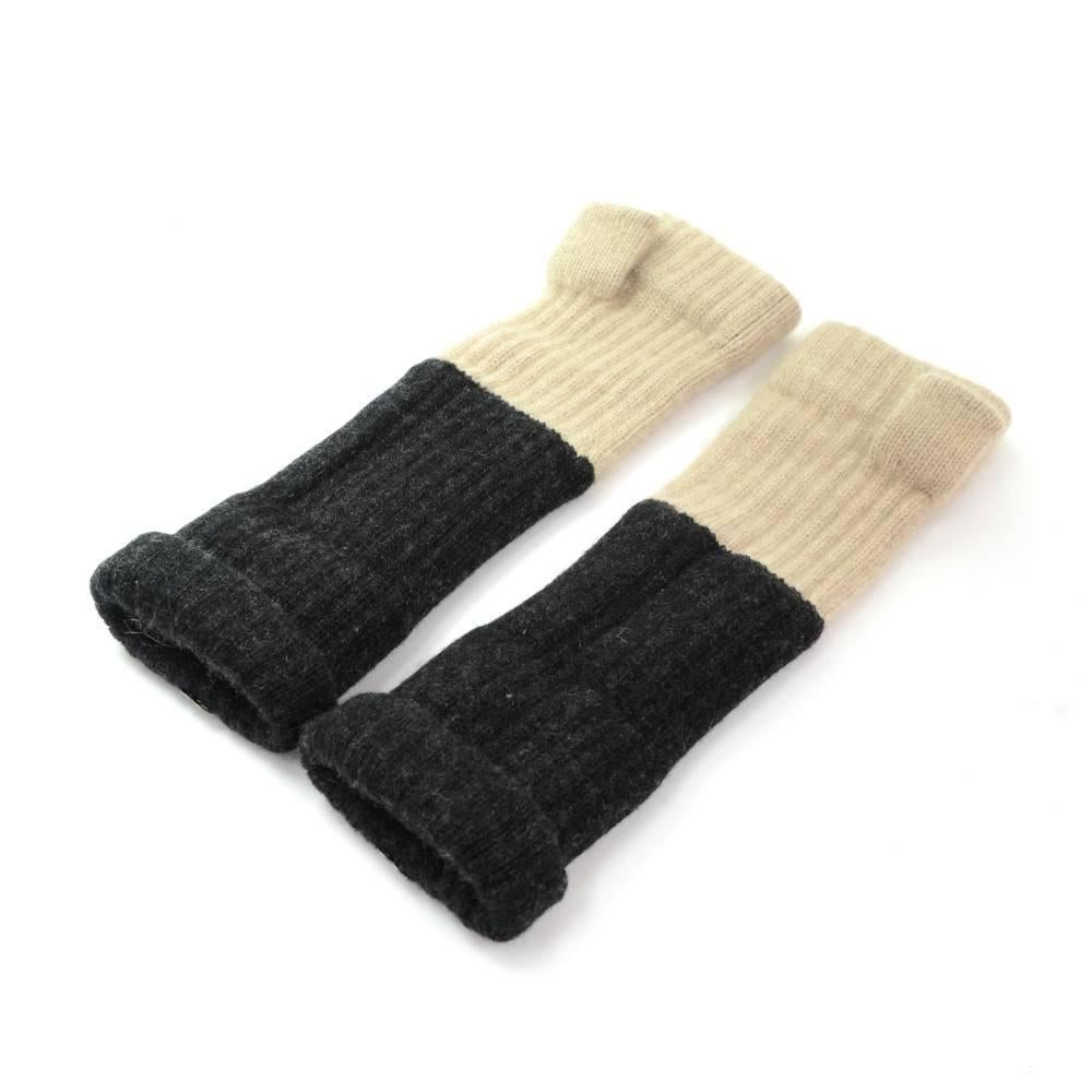 Chanel Black x Beige Wool Arm Wamer Fingerless Gloves In Excellent Condition In Fukuoka, Kyushu