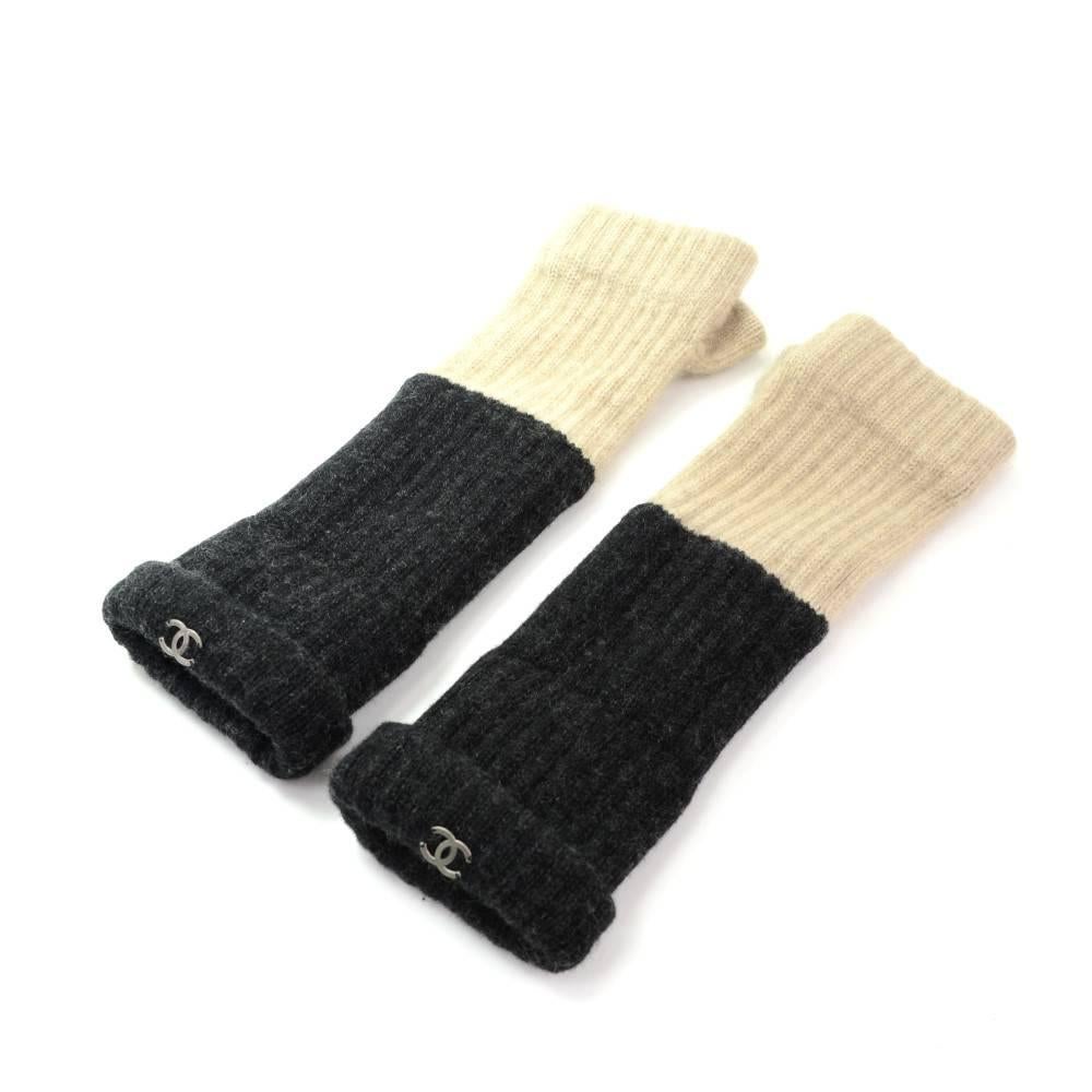 Chanel black x beige wool arm warmer fingerless gloves. Perfect for your winter. 

Made in: Scotland
Size: 10.6 x 3.1 x 0 inches or 27 x 8 x 0 cm
Color: Beige
Dust bag:   Not included  
Box:   Not included  

Condition
Overall: 9.5 of 10